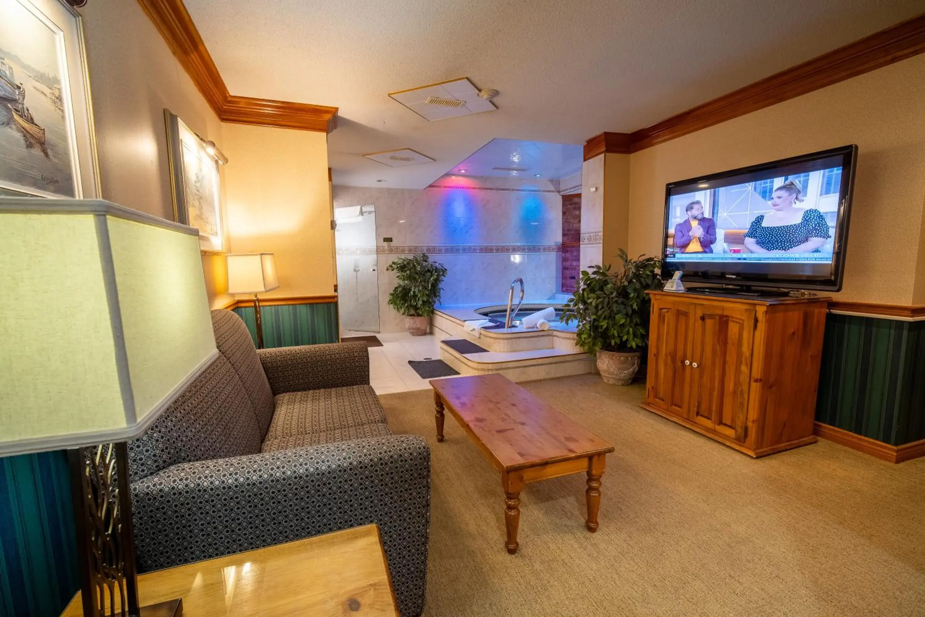 Northern Light Queen Suite with Spa Bath and Fireplace - Non-Smoking in Best Western Fireside Inn Northern Light Queen Suite with Spa Bath and Fireplace - Non-Smoking in Best Western Fireside Inn