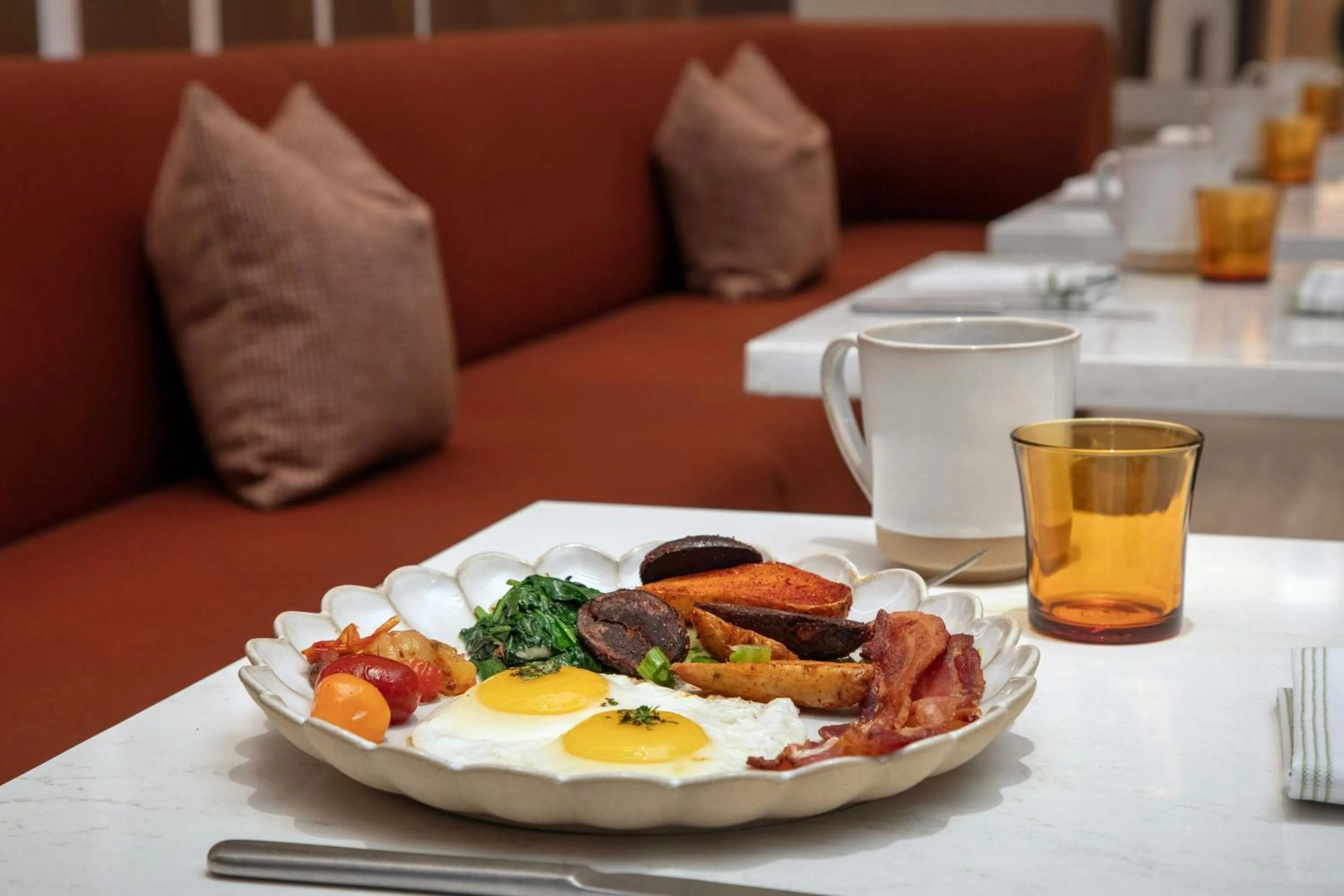 Breakfast in Courtyard by Marriott San Diego Downtown Little Italy