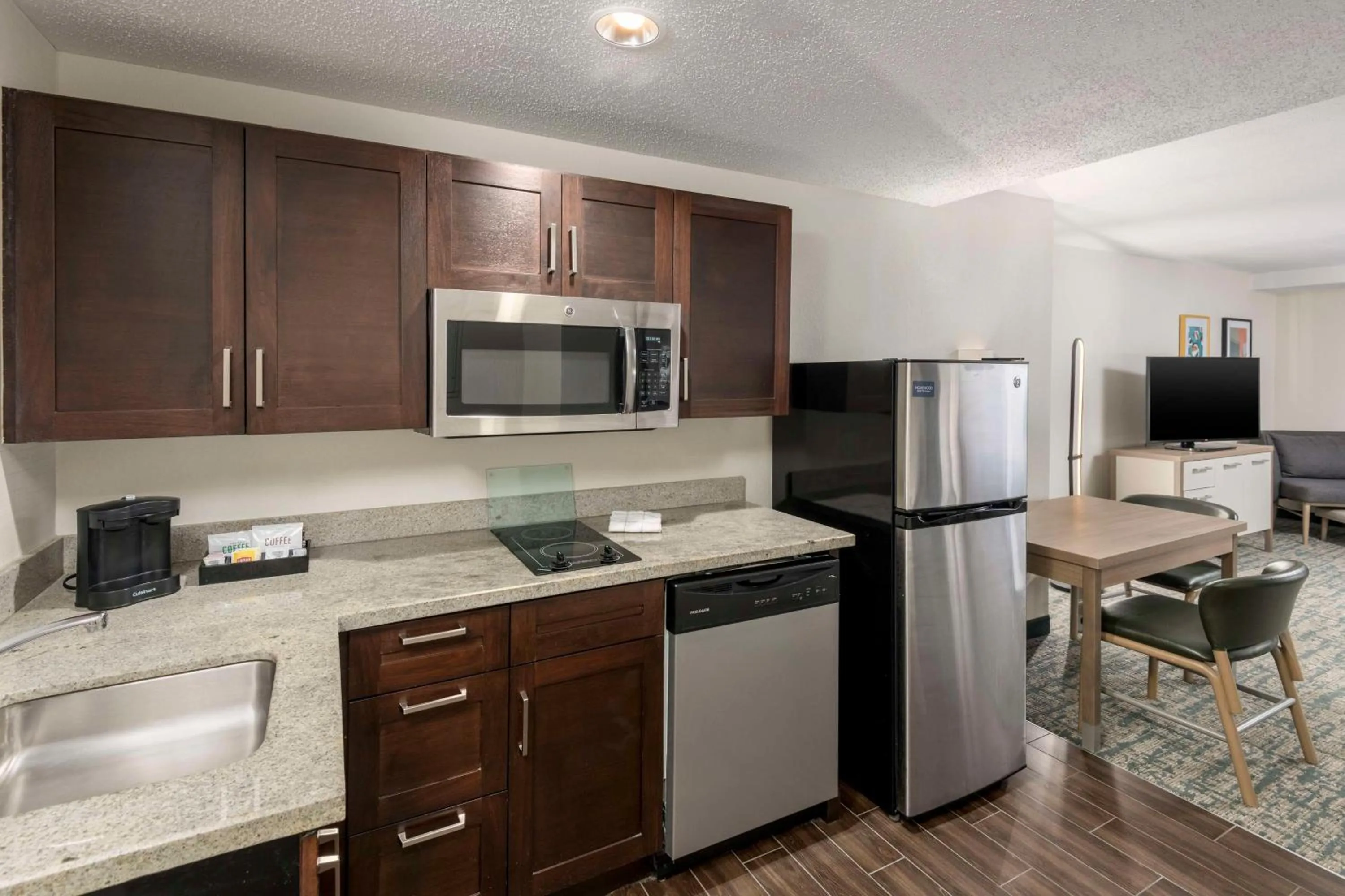 Kitchen or kitchenette in Homewood Suites Miami Airport/Blue Lagoon