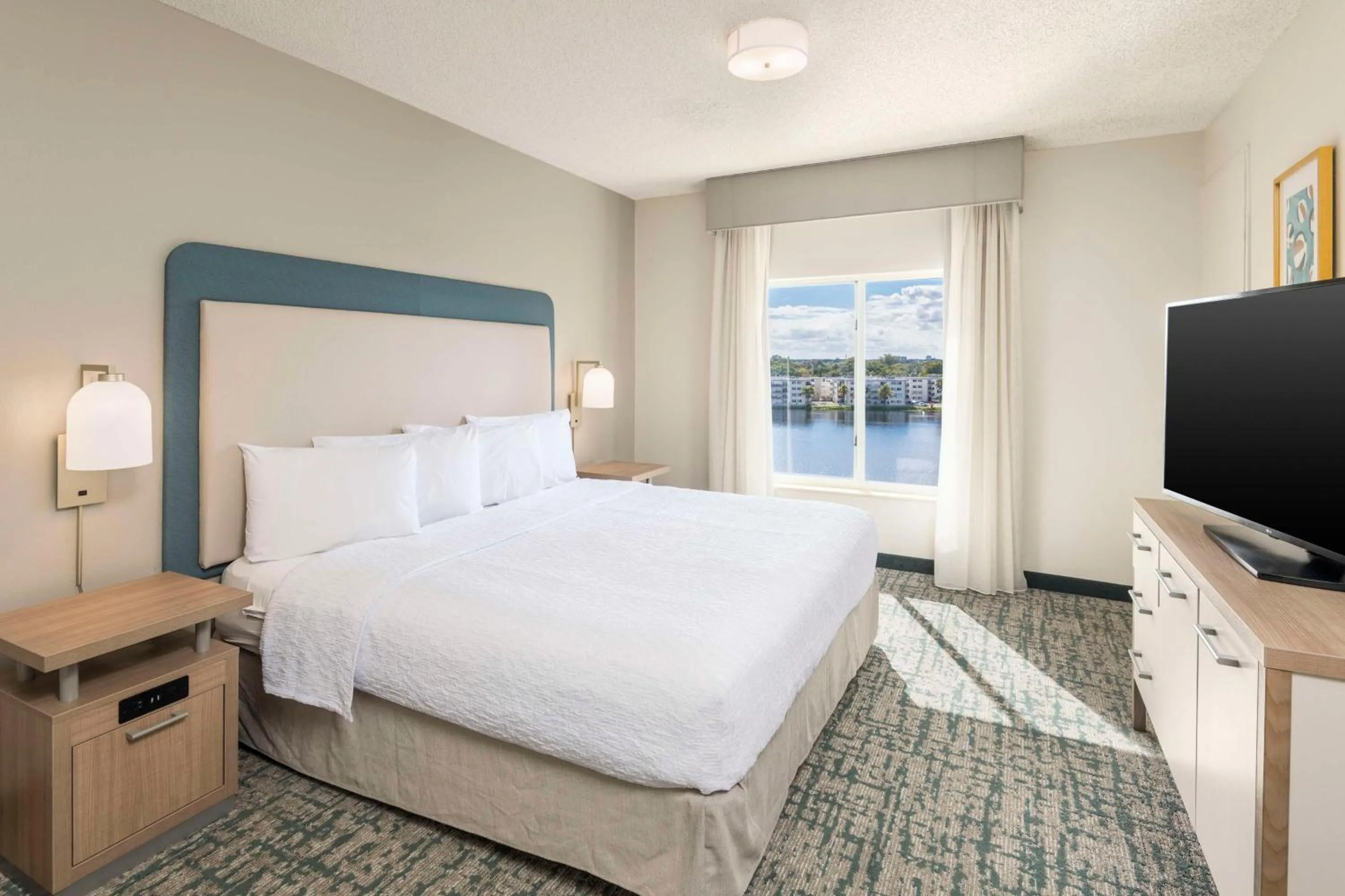 Bed in Homewood Suites Miami Airport/Blue Lagoon