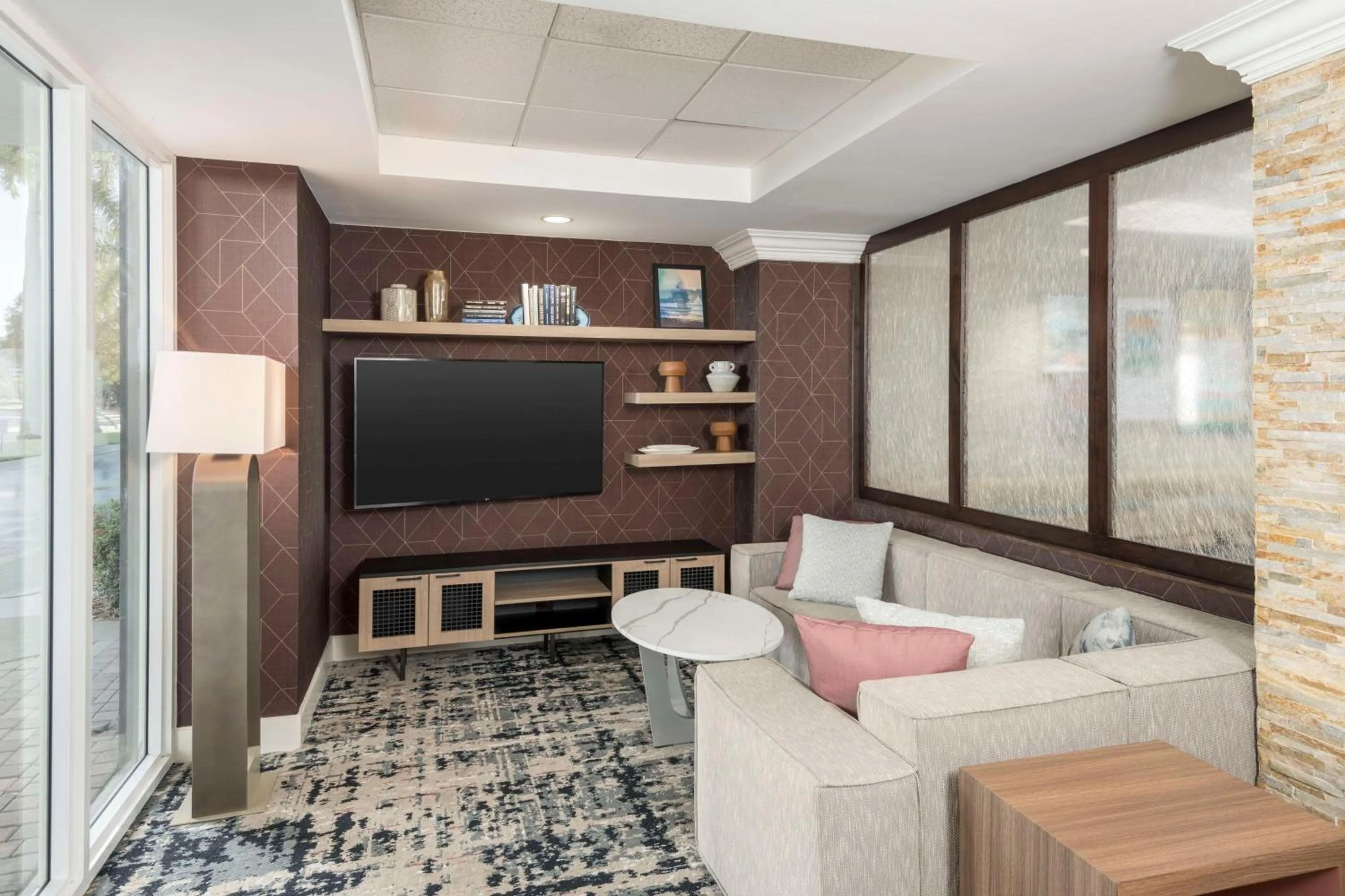 Communal lounge/ TV room in Homewood Suites Miami Airport/Blue Lagoon