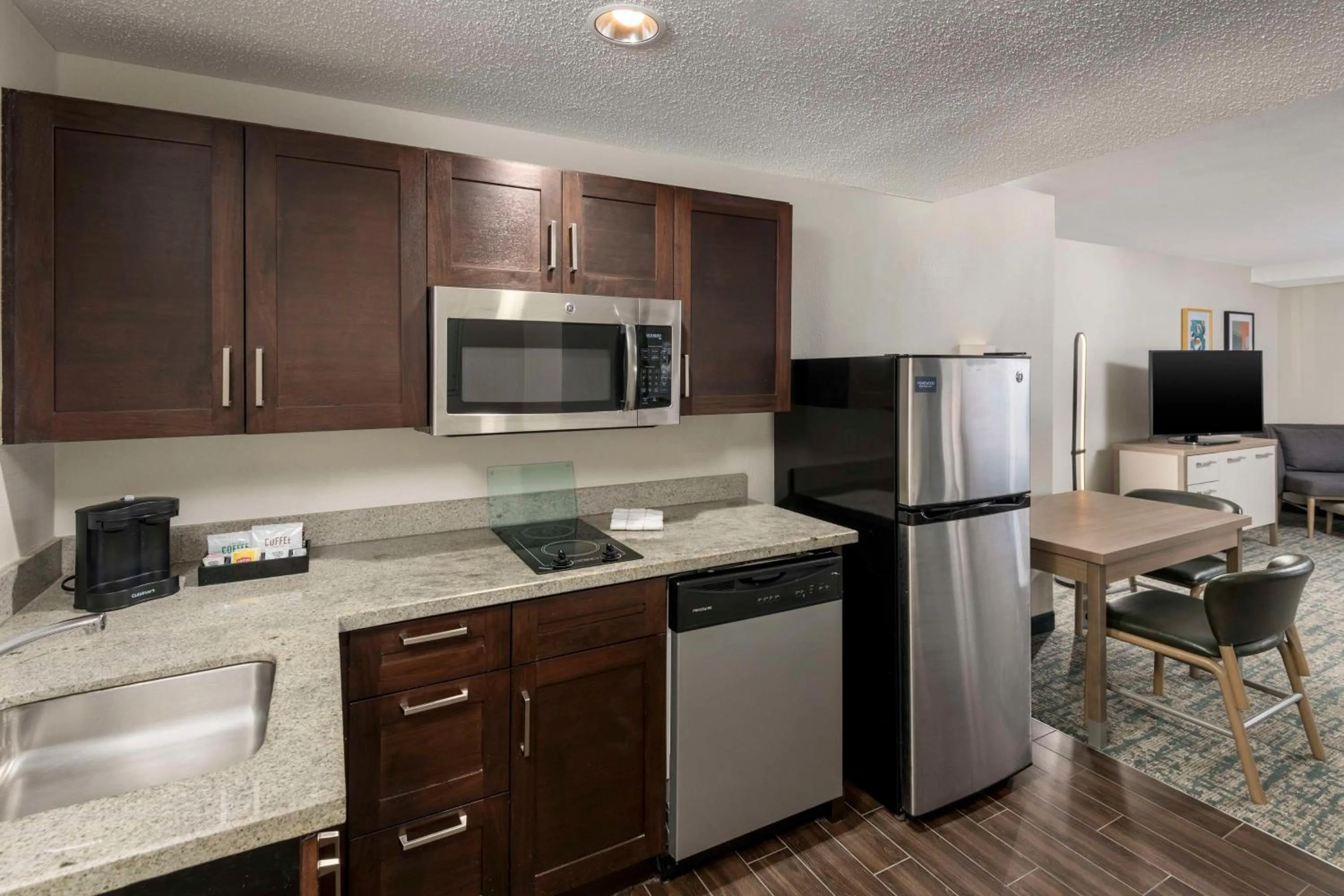 Kitchen or kitchenette in Homewood Suites Miami Airport/Blue Lagoon