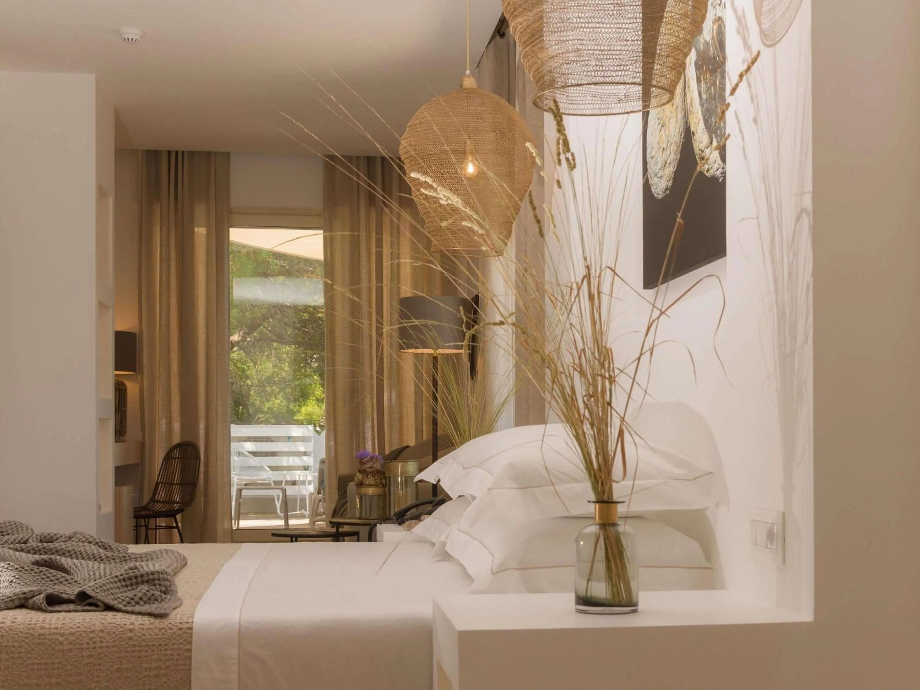 Bedroom, Bed in Baia Delle Zagare - Handwritten Collection