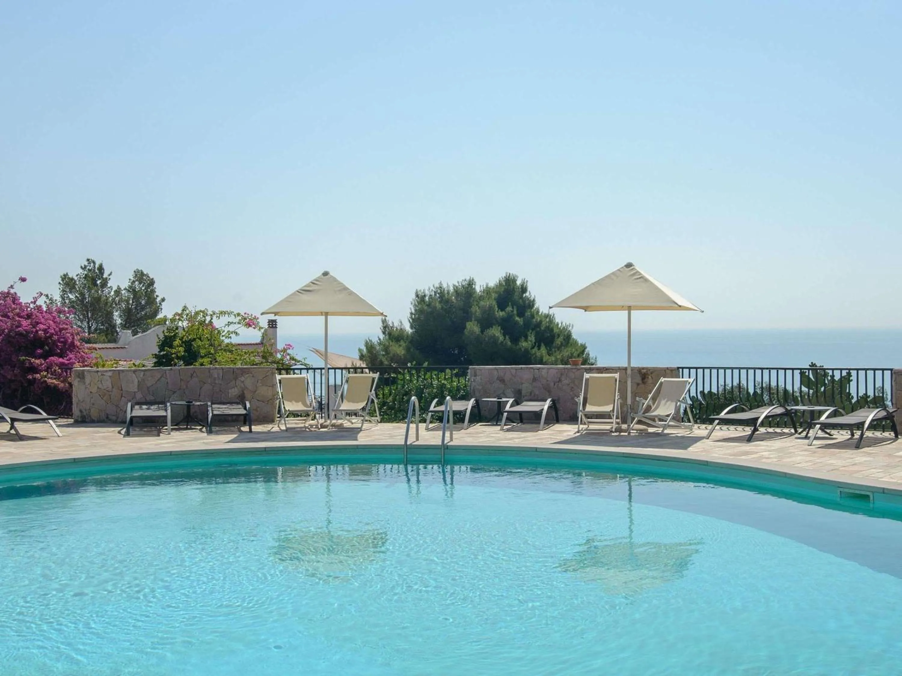 Pool view in Baia Delle Zagare - Handwritten Collection