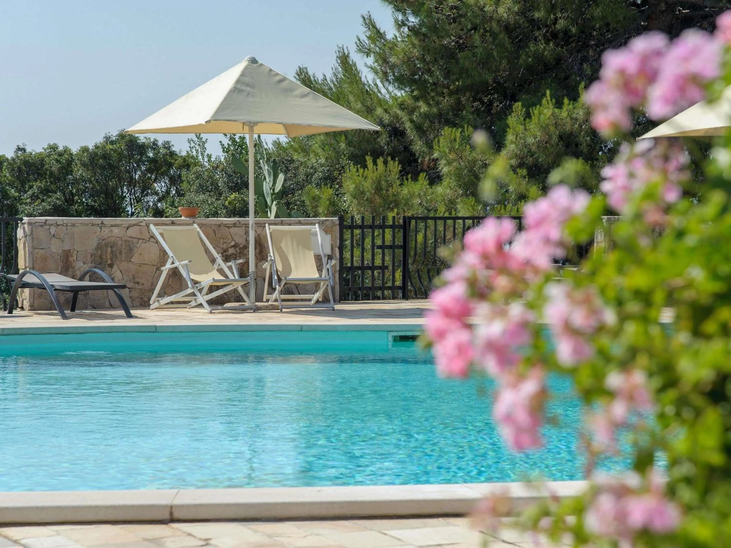 Pool view in Baia Delle Zagare - Handwritten Collection