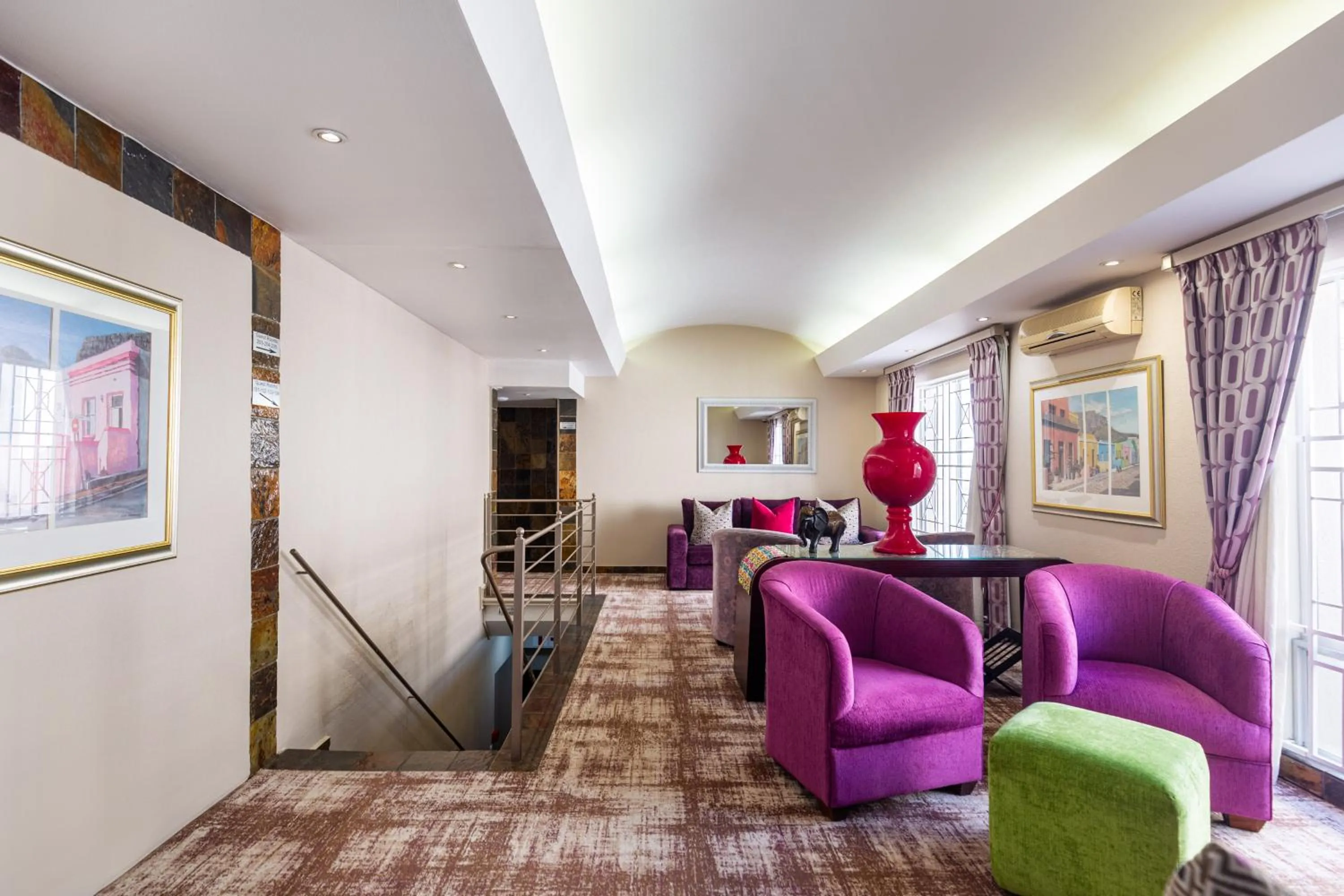 Lounge or bar in Signal Hill Lodge