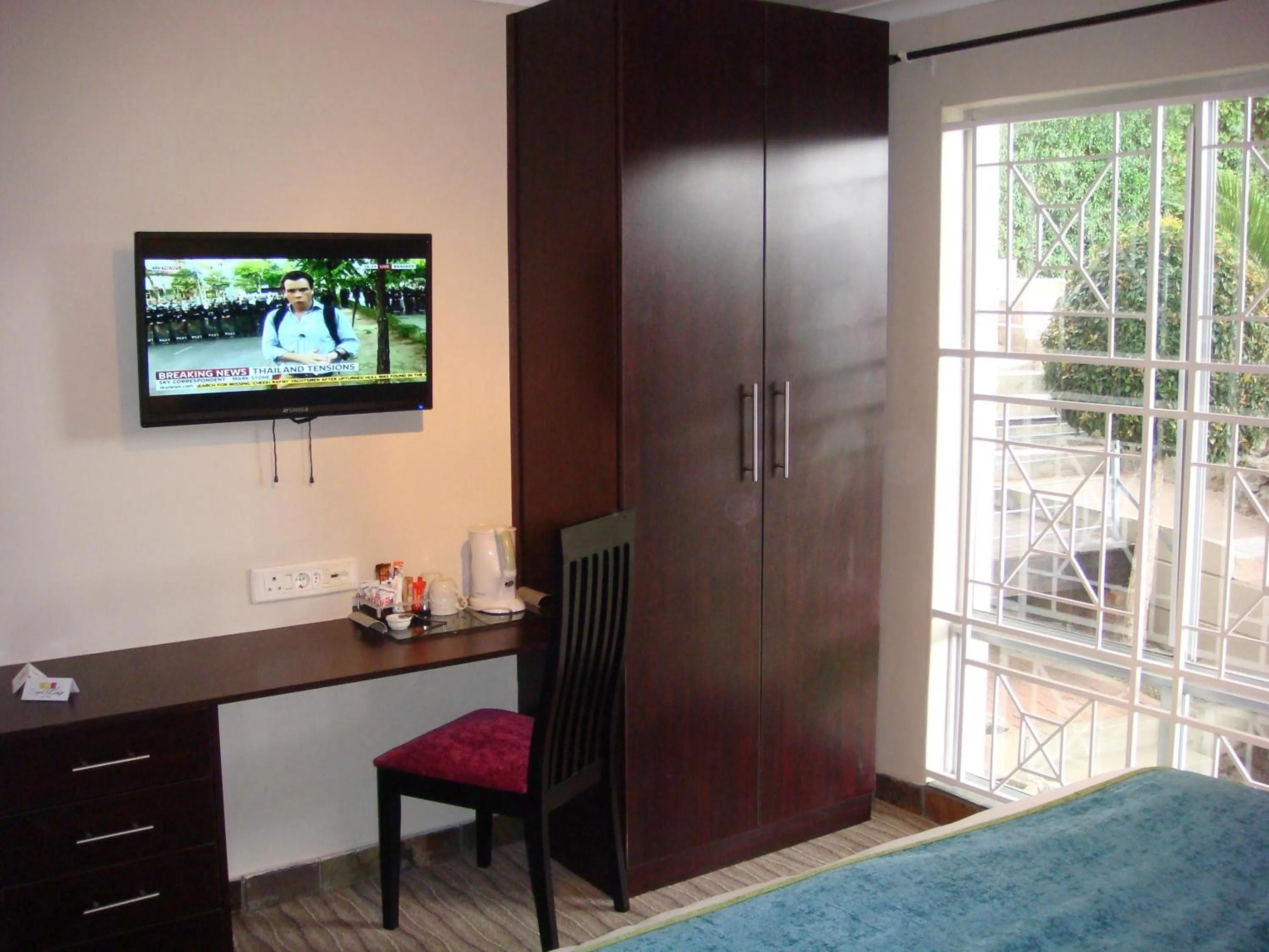 Seating area, Bed in Signal Hill Lodge