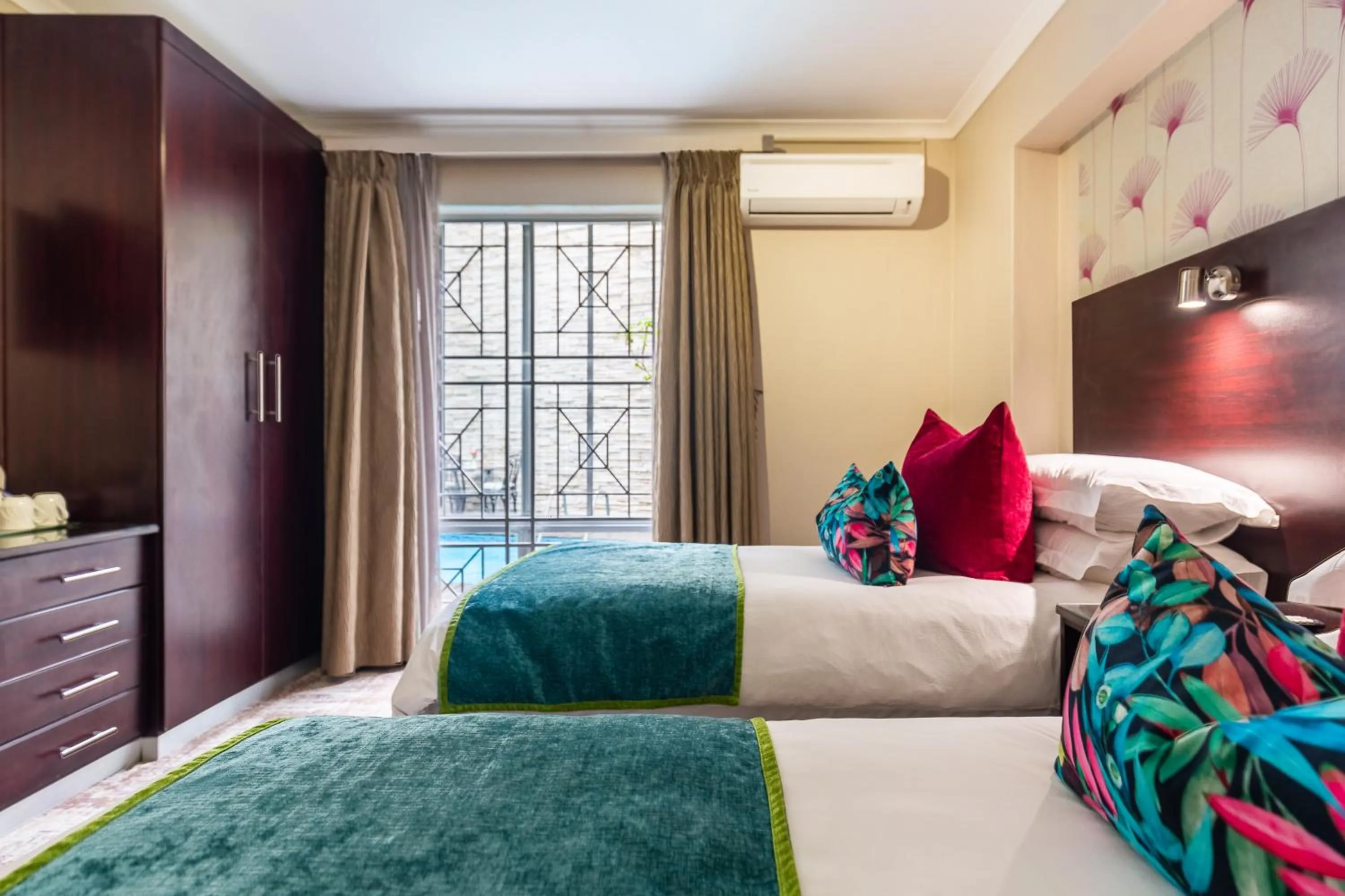 Bedroom, Bed in Signal Hill Lodge