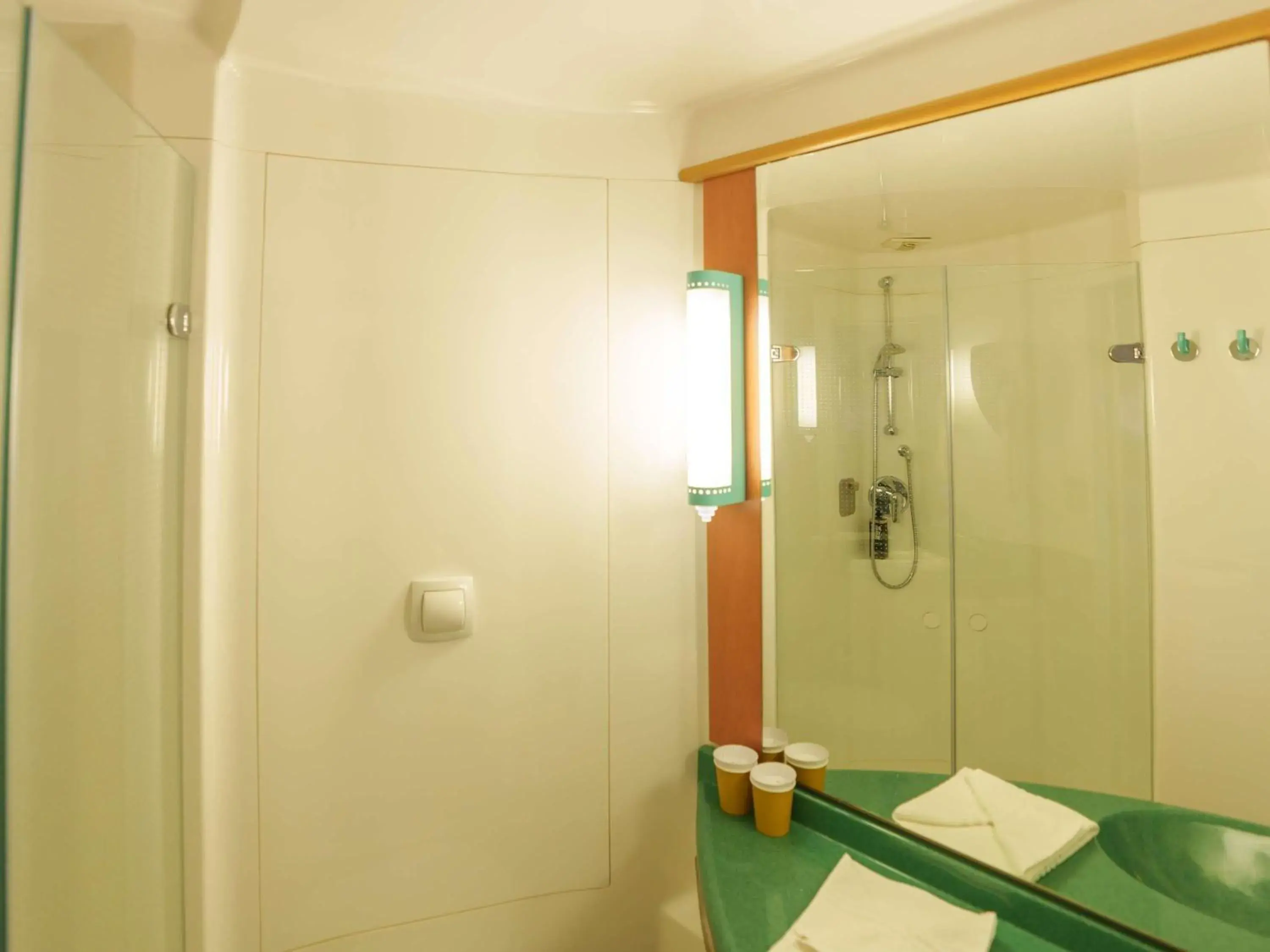 Bedroom in Ibis Laon - Hôtel Restaurant Bedroom in Ibis Laon - Hôtel Restaurant