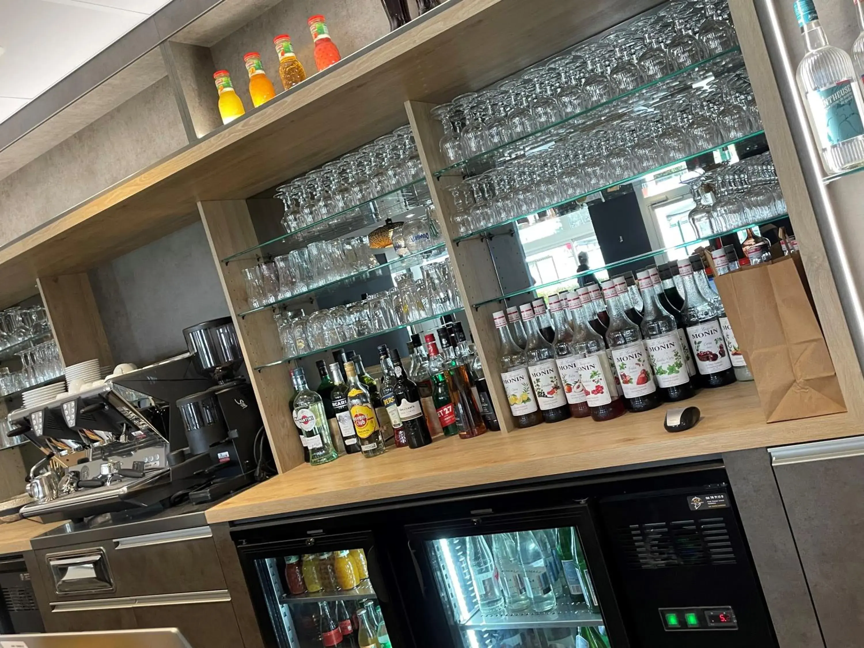 Lounge or bar in ibis Laon Lounge or bar in ibis Laon