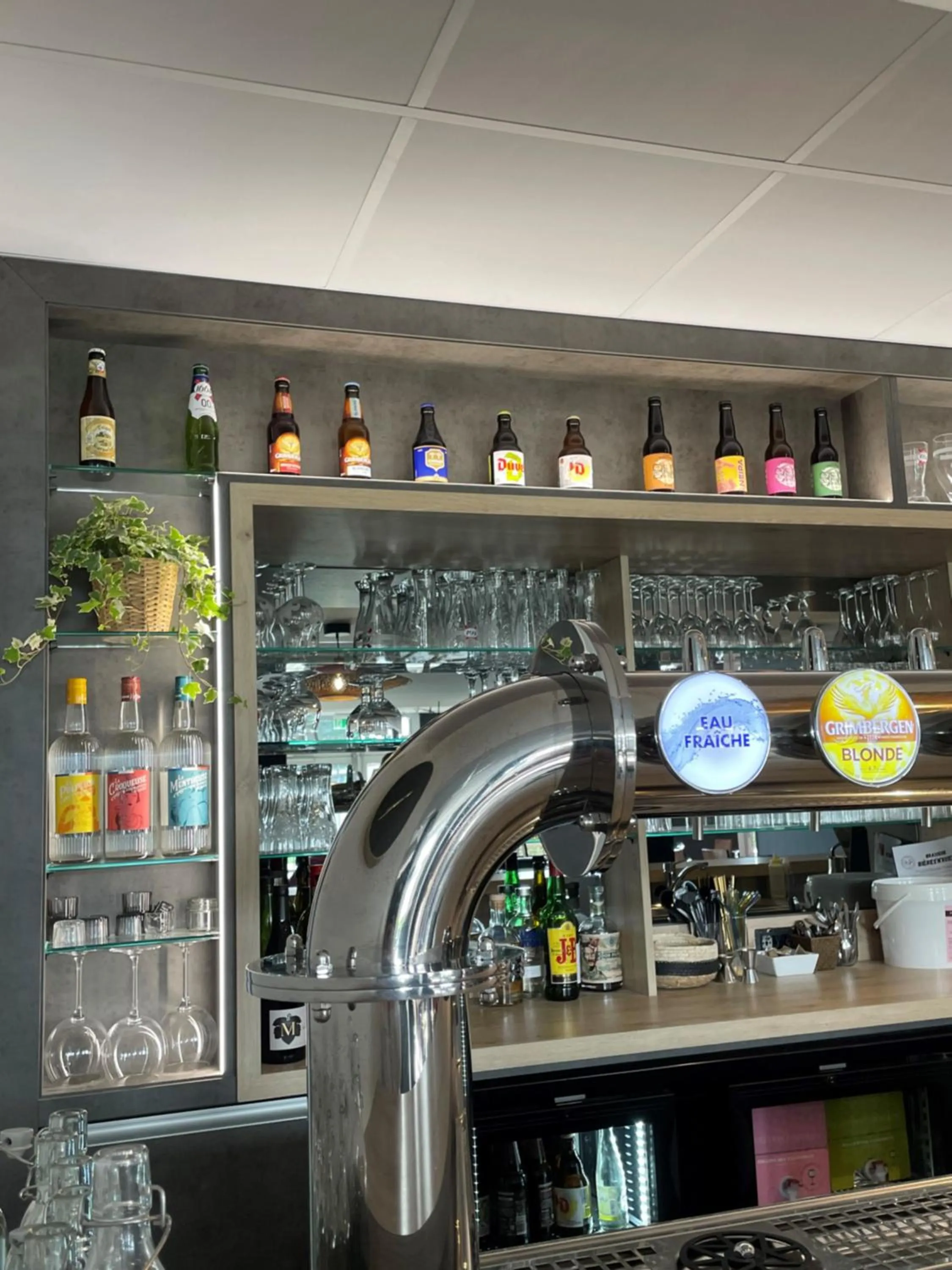 Lounge or bar in Ibis Laon - Hôtel Restaurant