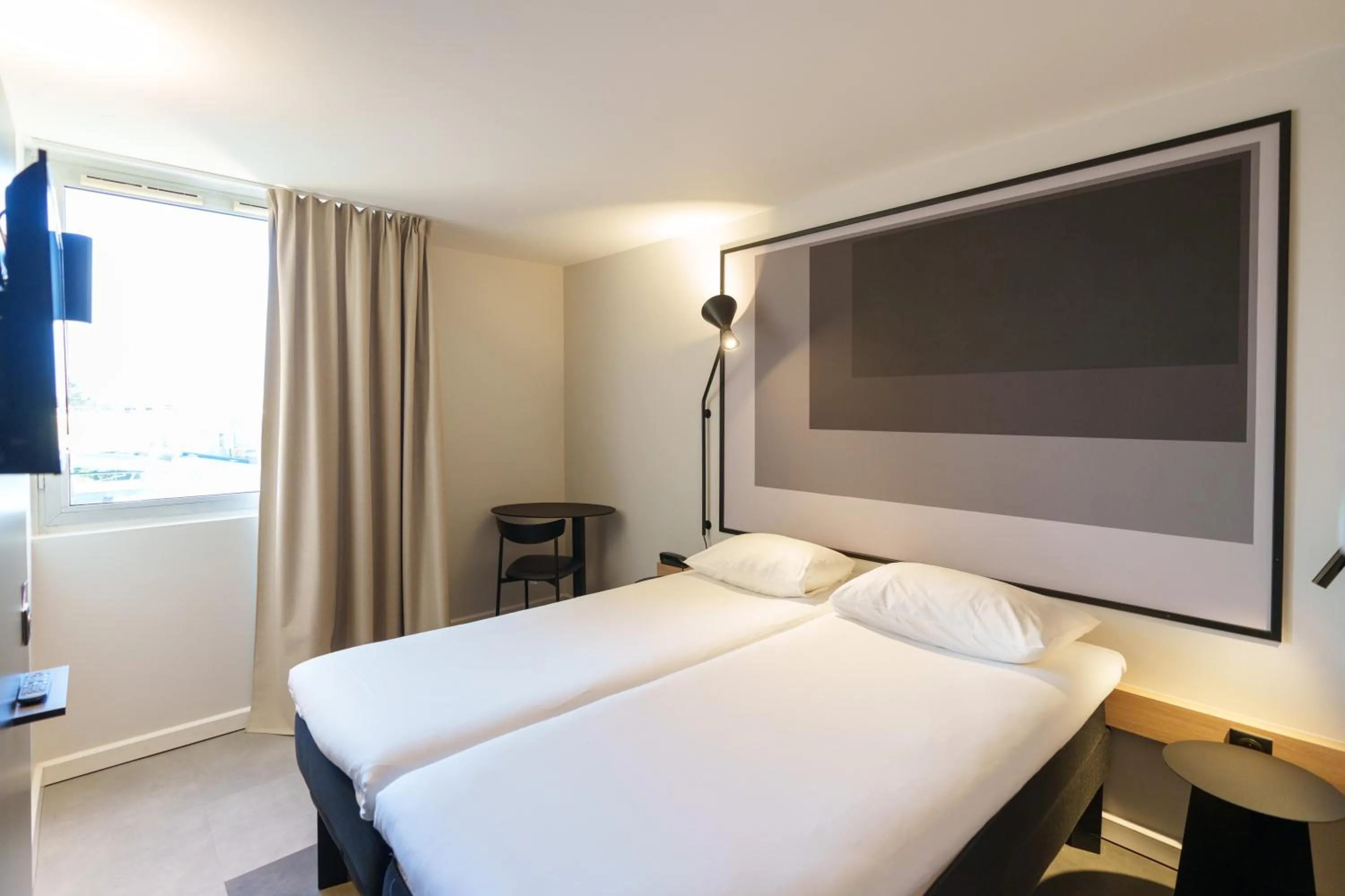 Bedroom, Bed in Ibis Laon - Hôtel Restaurant