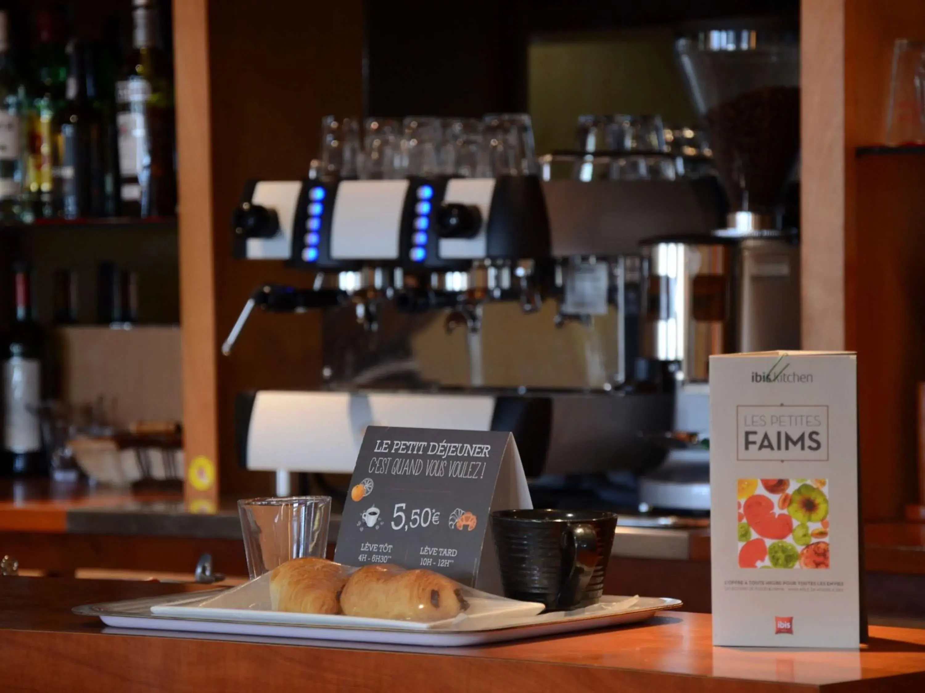 Lounge or bar in ibis Laon Lounge or bar in ibis Laon
