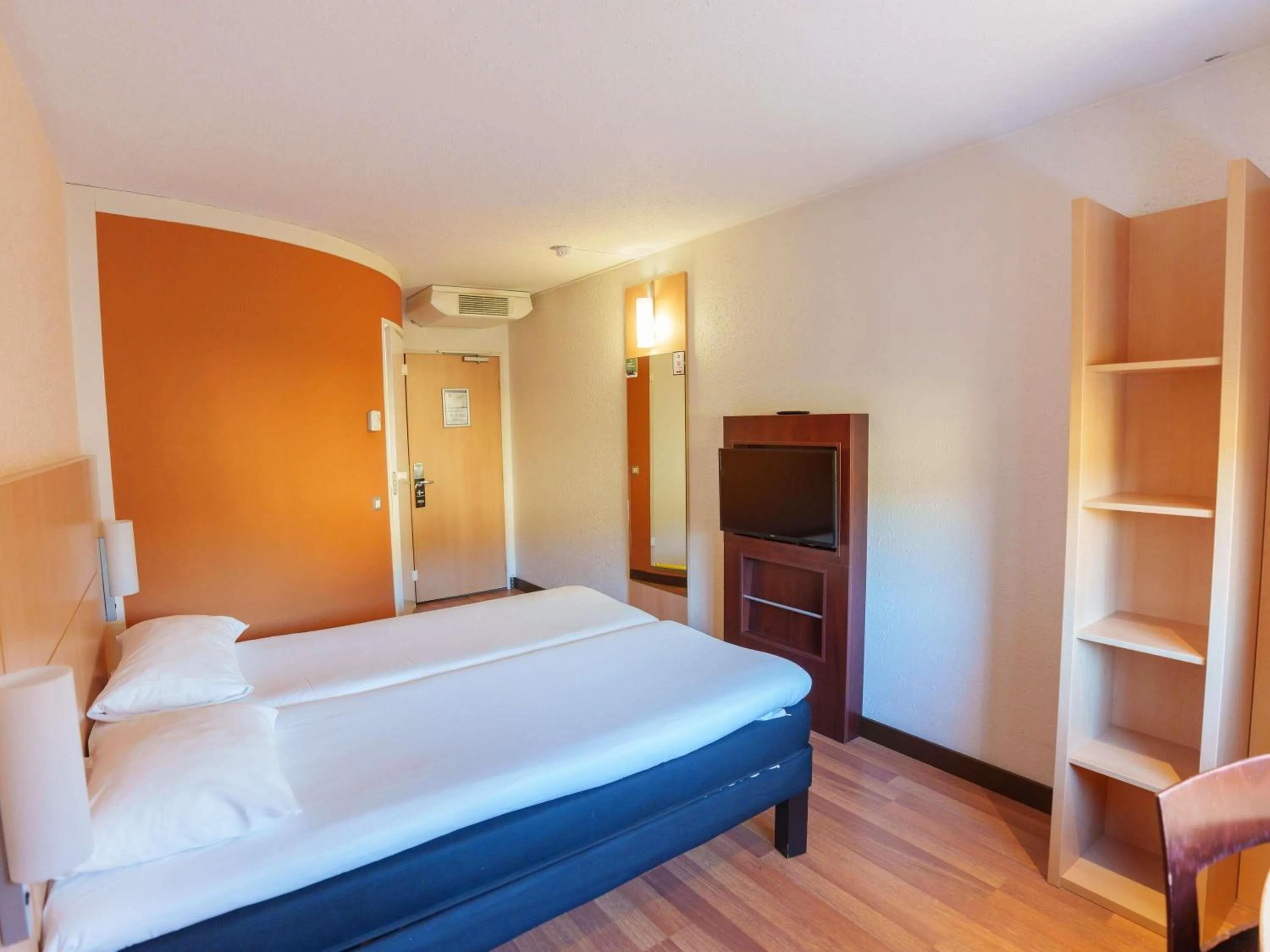 Bedroom, Bed in Ibis Laon - Hôtel Restaurant