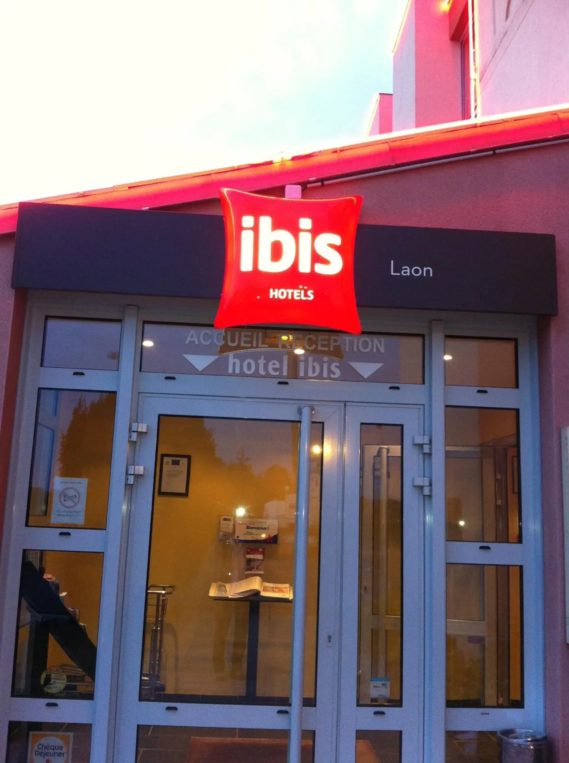 Facade/entrance in Ibis Laon - Hôtel Restaurant Facade/entrance in Ibis Laon - Hôtel Restaurant