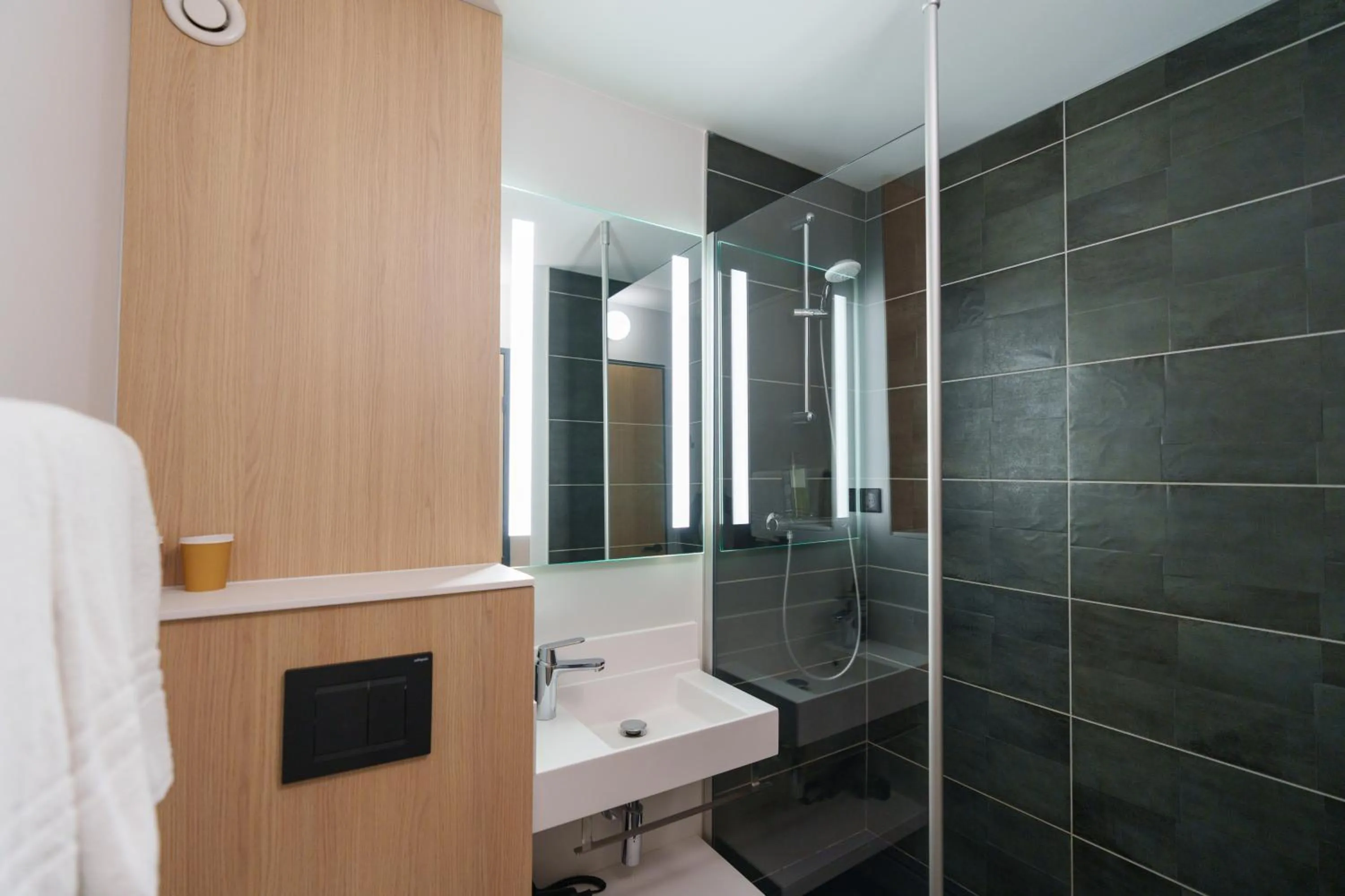 Bathroom in Ibis Laon - Hôtel Restaurant