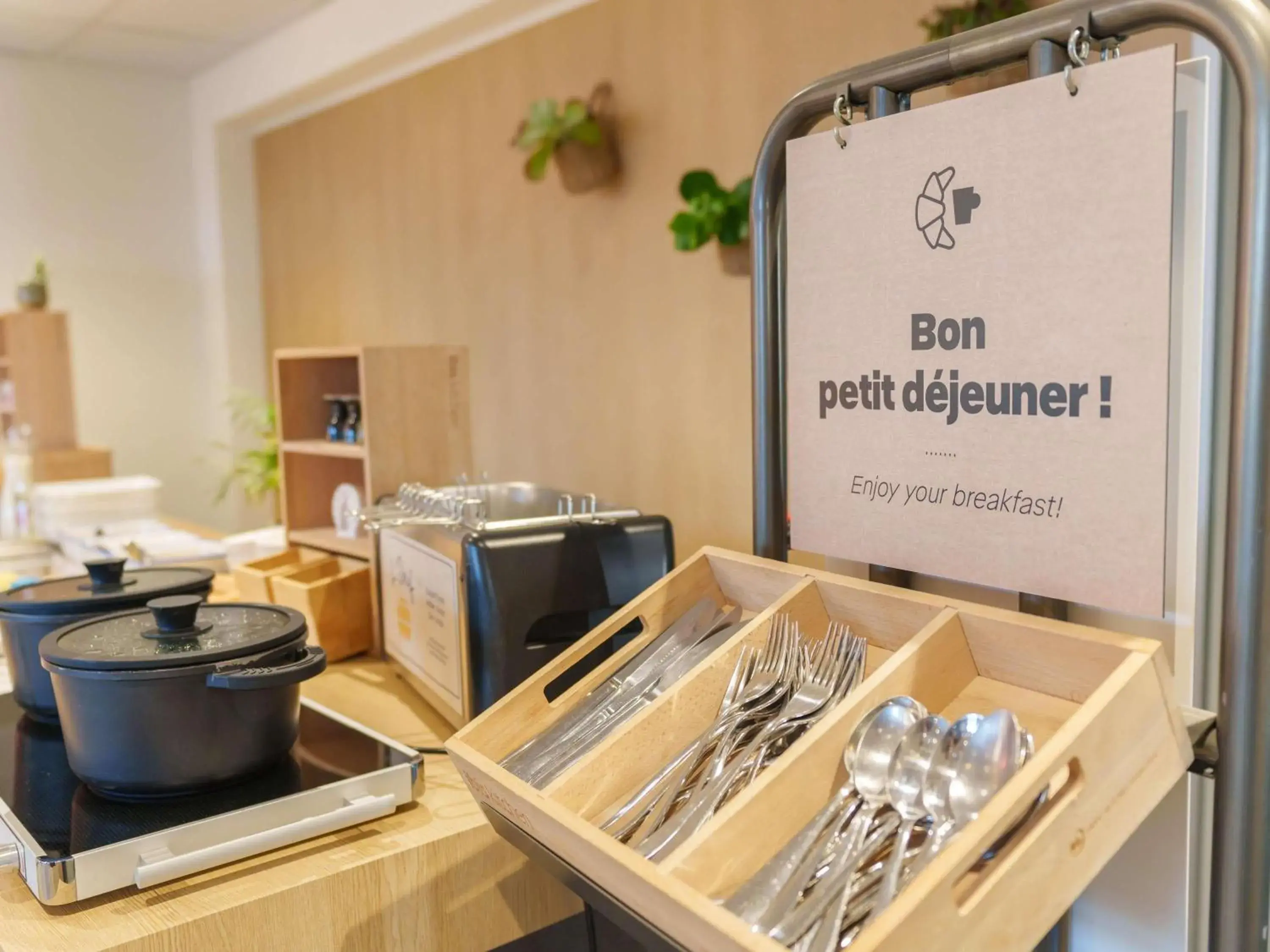 Breakfast in Ibis Laon - Hôtel Restaurant Breakfast in Ibis Laon - Hôtel Restaurant