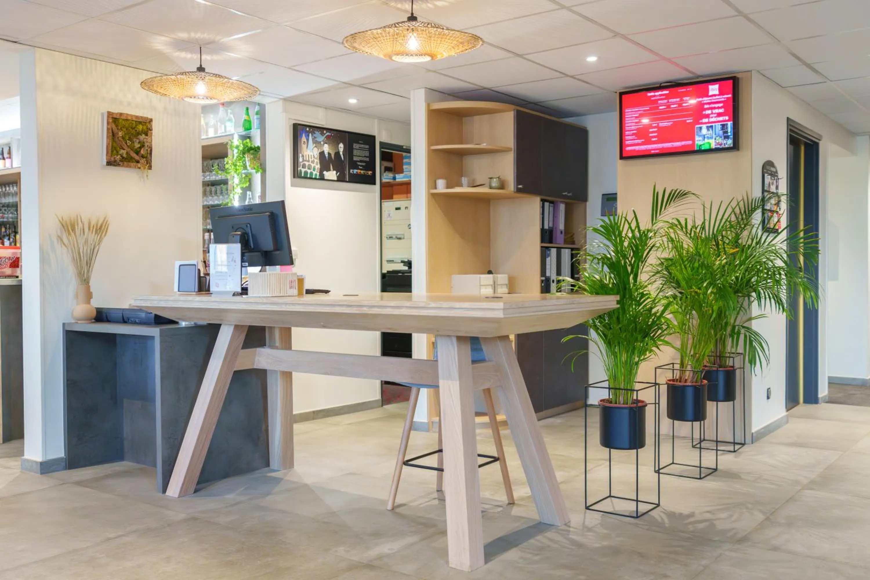 Lobby or reception in Ibis Laon - Hôtel Restaurant