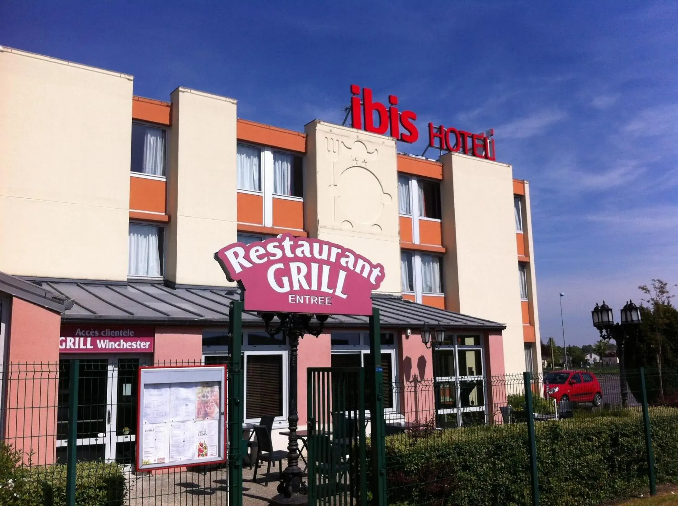 Facade/entrance in ibis Laon Facade/entrance in ibis Laon