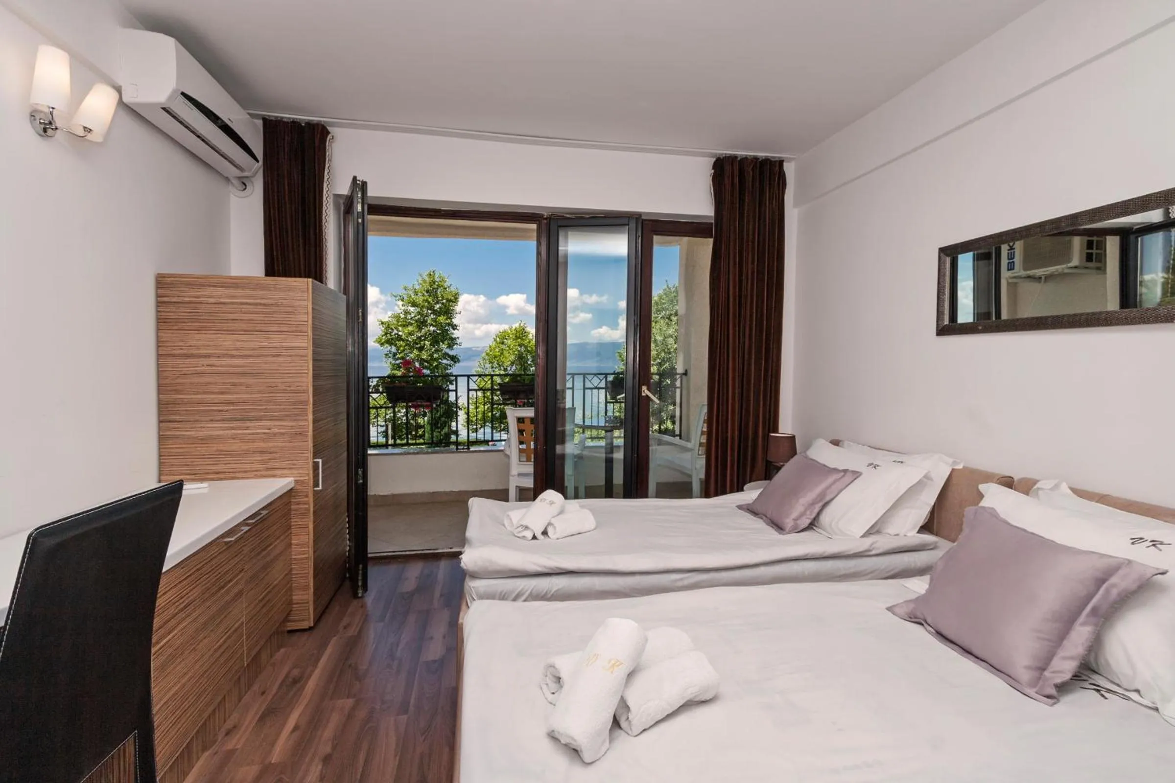 Double Room with Lake View in Villa Klia