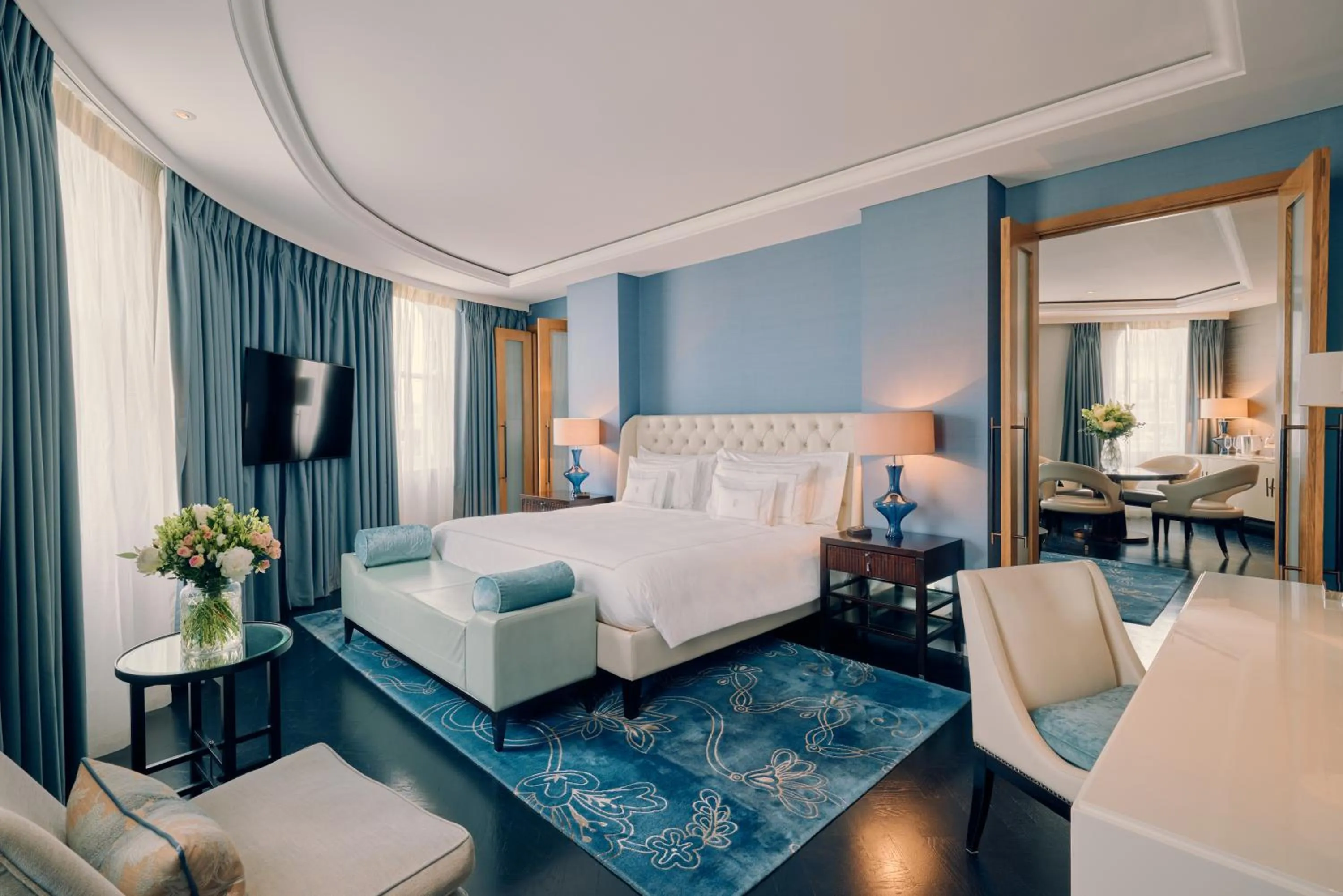 Bedroom, Bed in Corinthia London