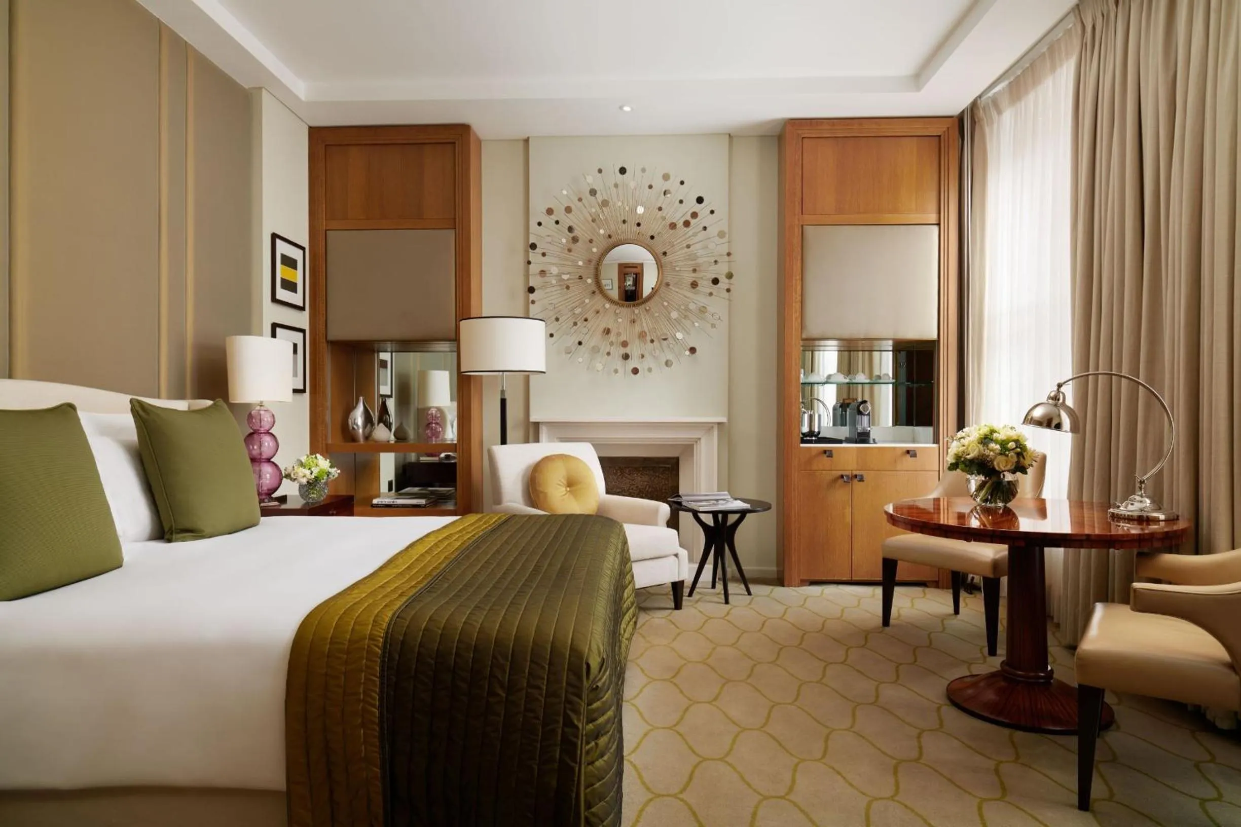Bedroom, Bed in Corinthia London