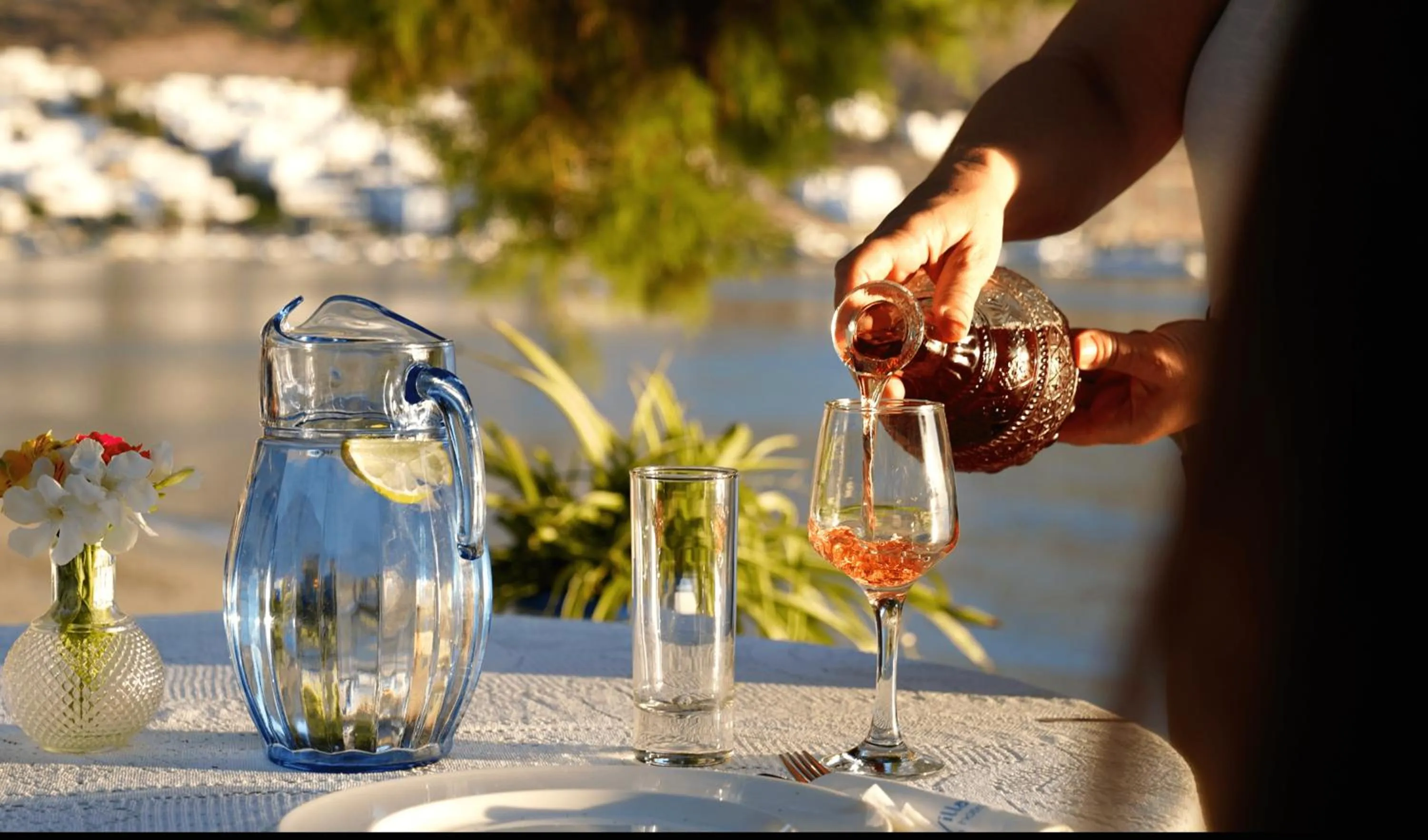 Restaurant/places to eat in Lakki Village