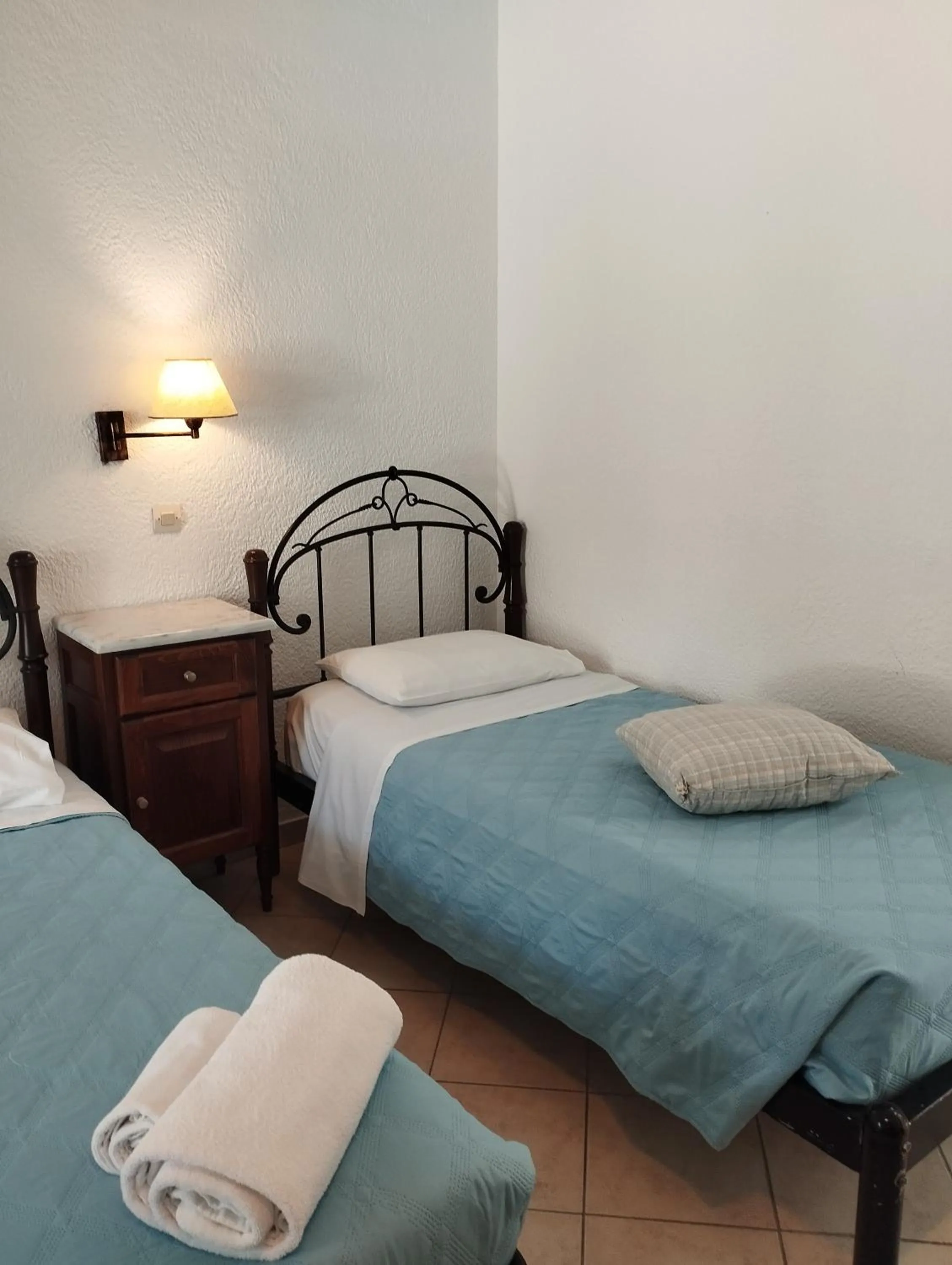 Photo of the whole room, Bed in Lakki Village