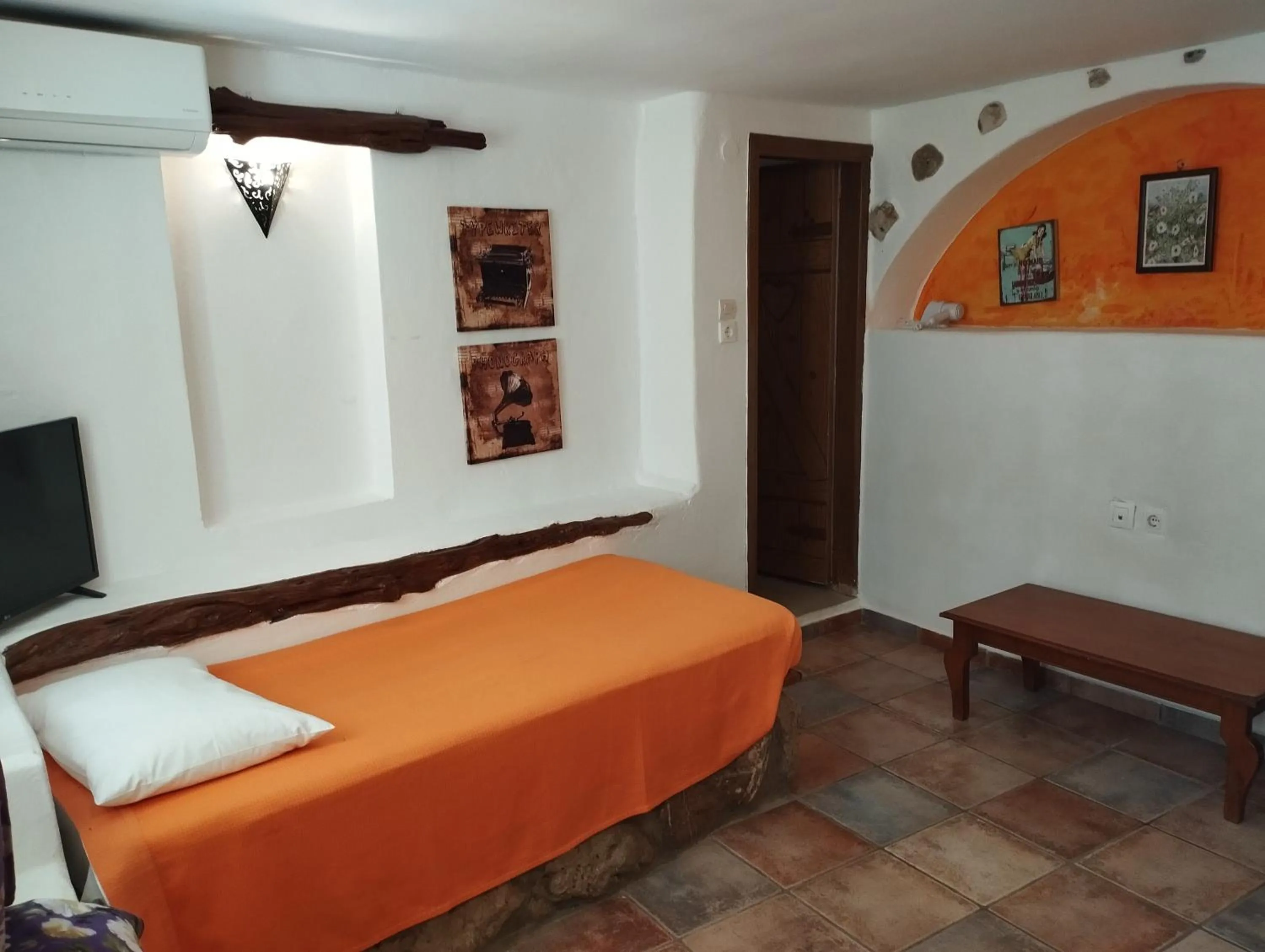 Bedroom, Bed in Lakki Village