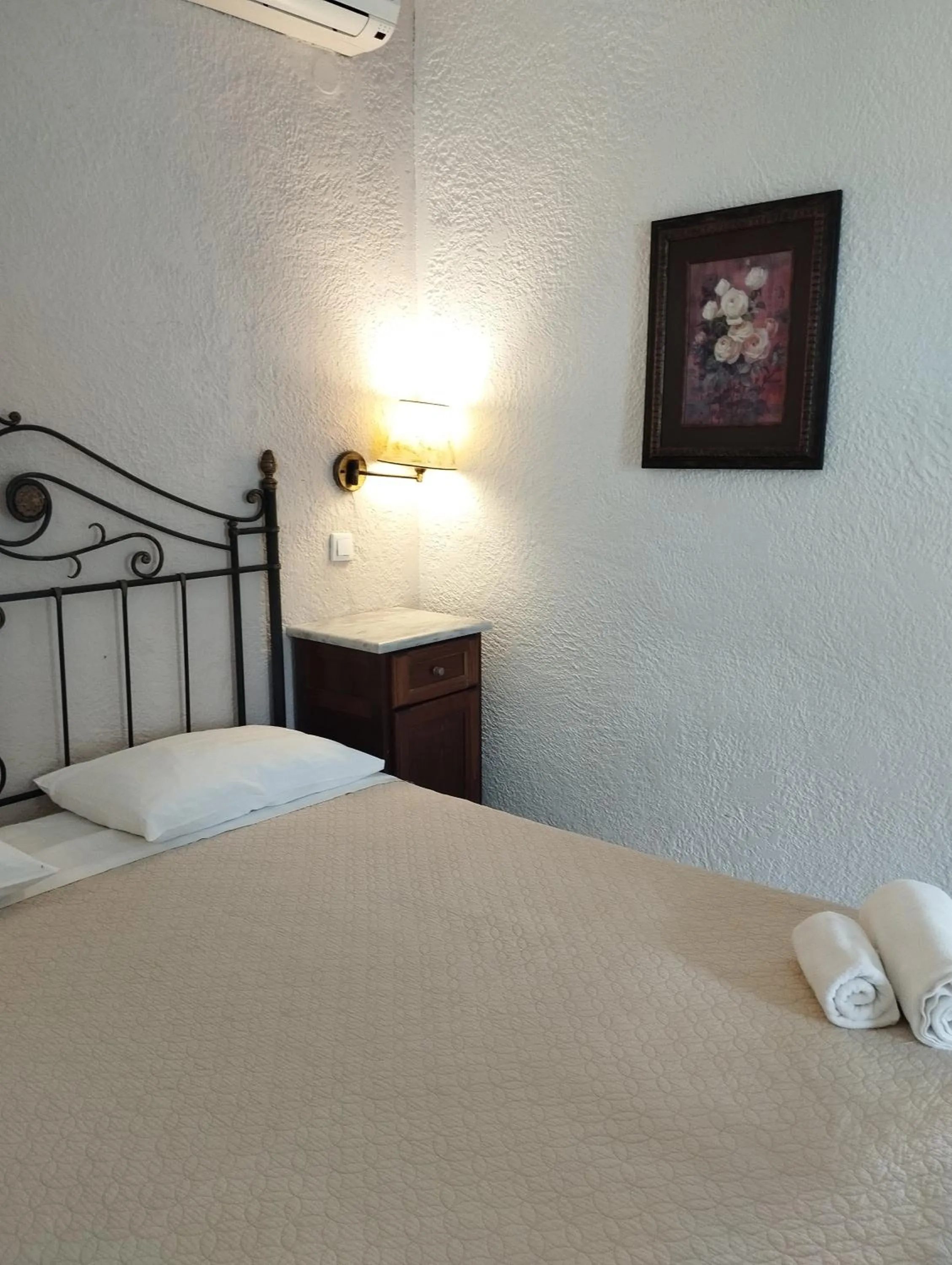 Bedroom, Bed in Lakki Village