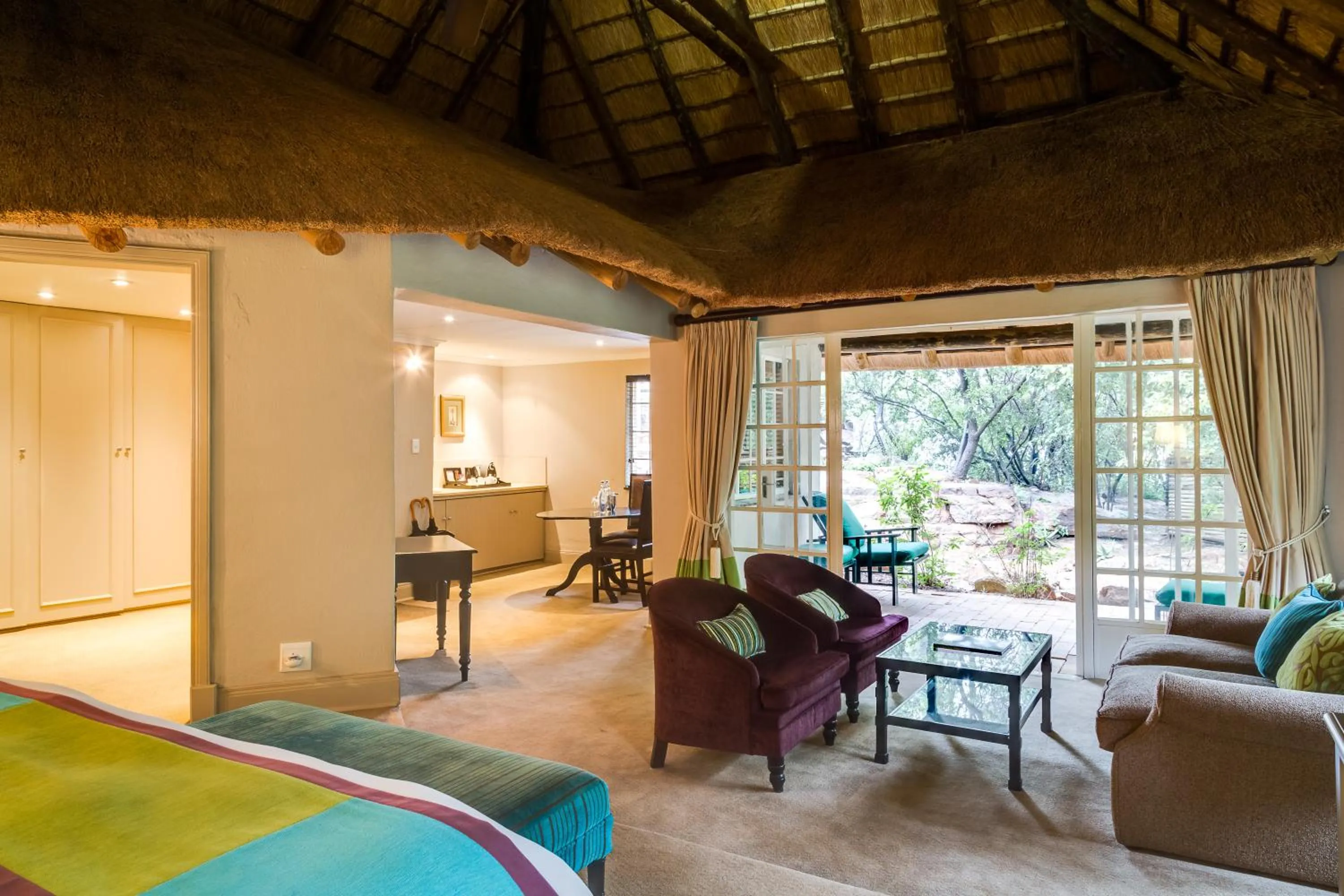 Living room, Bed in Mount Grace Hotel & Spa