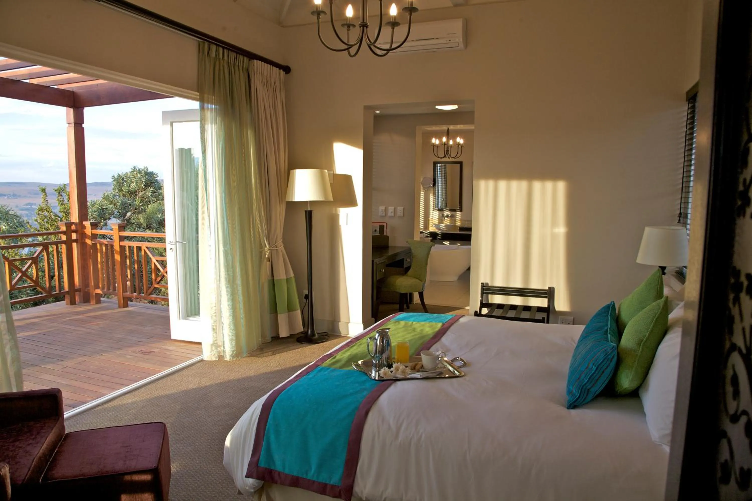 Balcony/Terrace, Bed in Mount Grace Hotel & Spa