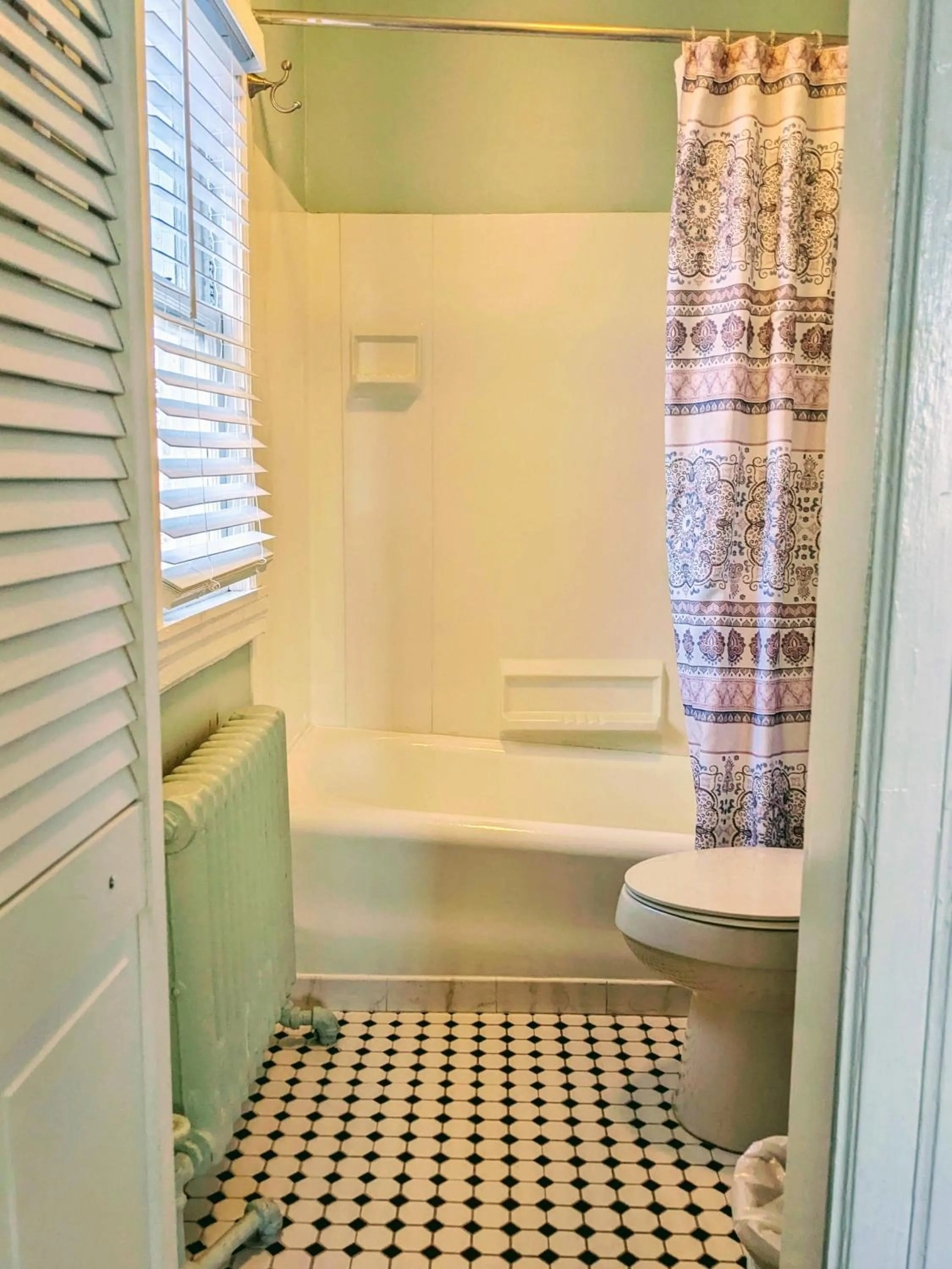 Shower in Chelsea Pub and Inn