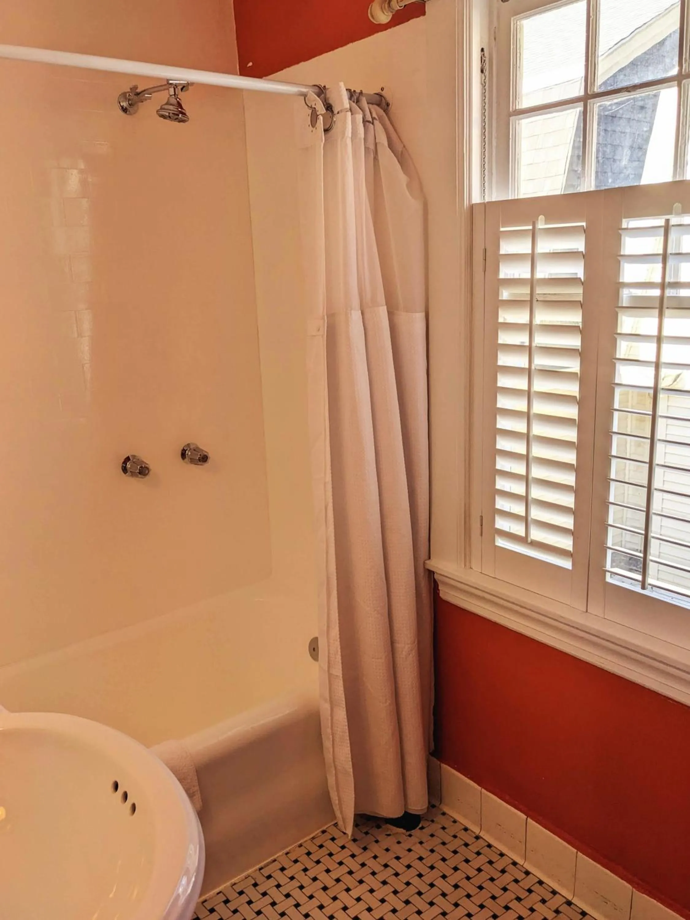 Shower in Chelsea Pub and Inn