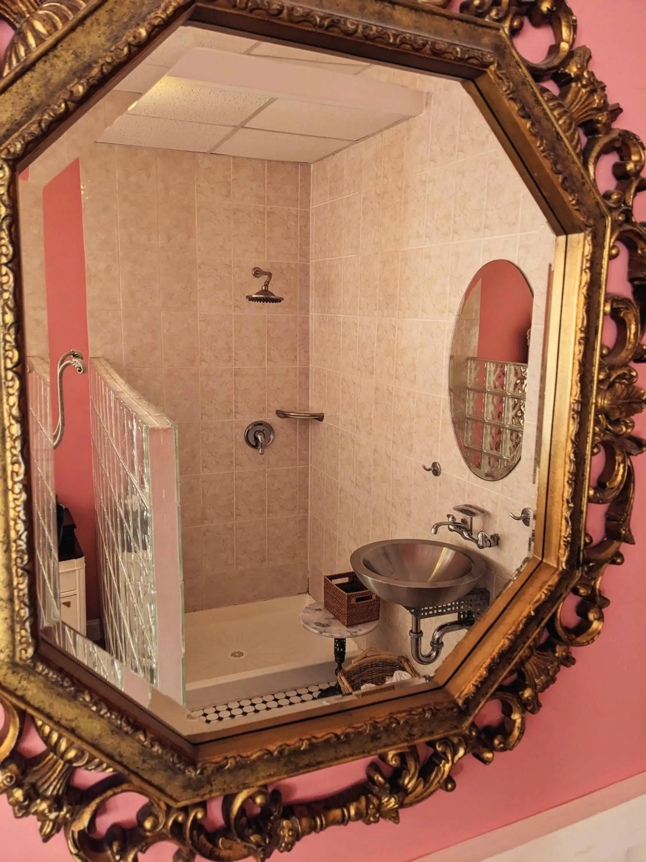 Shower in Chelsea Pub and Inn