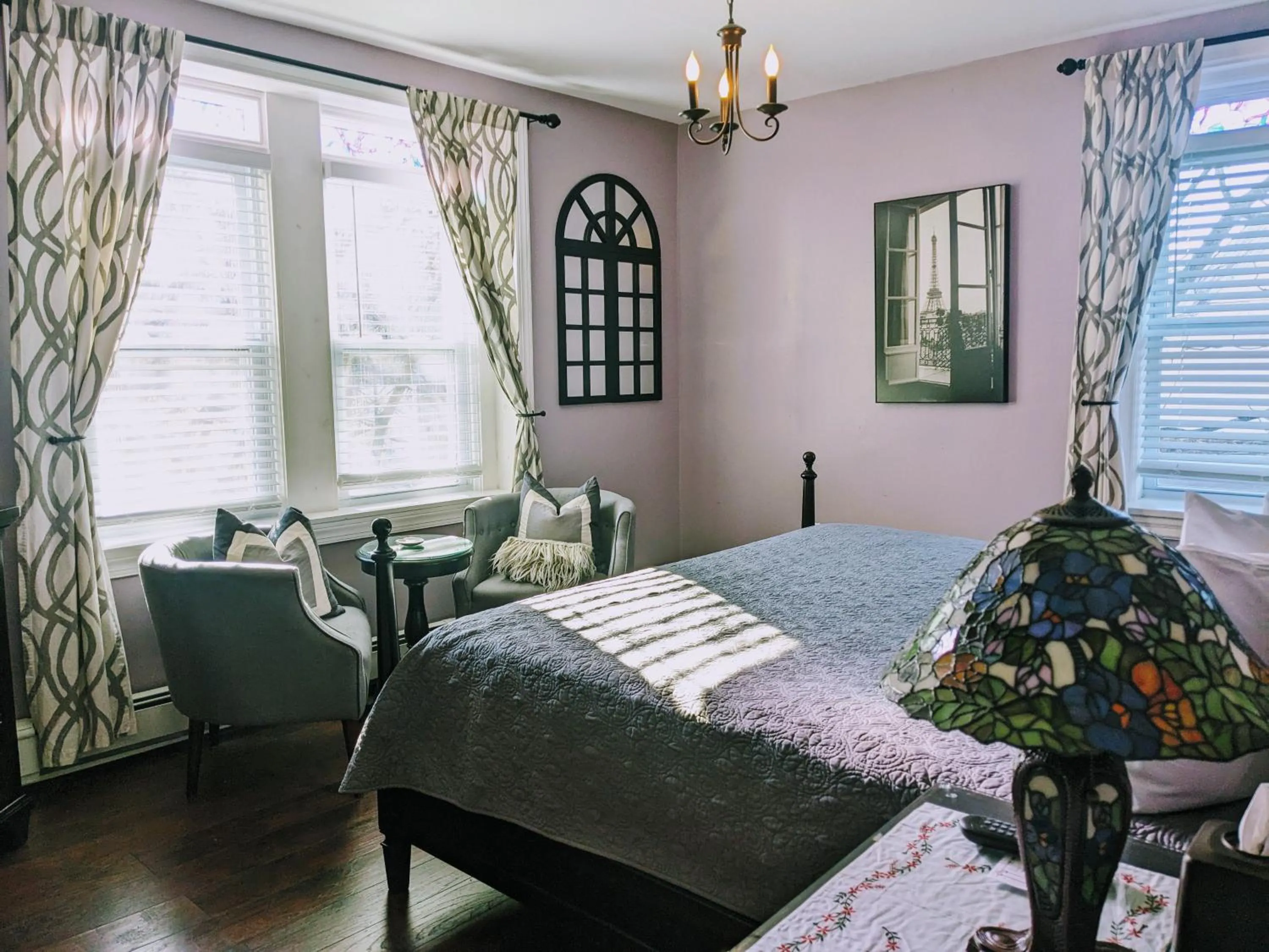 Bed in Chelsea Pub and Inn