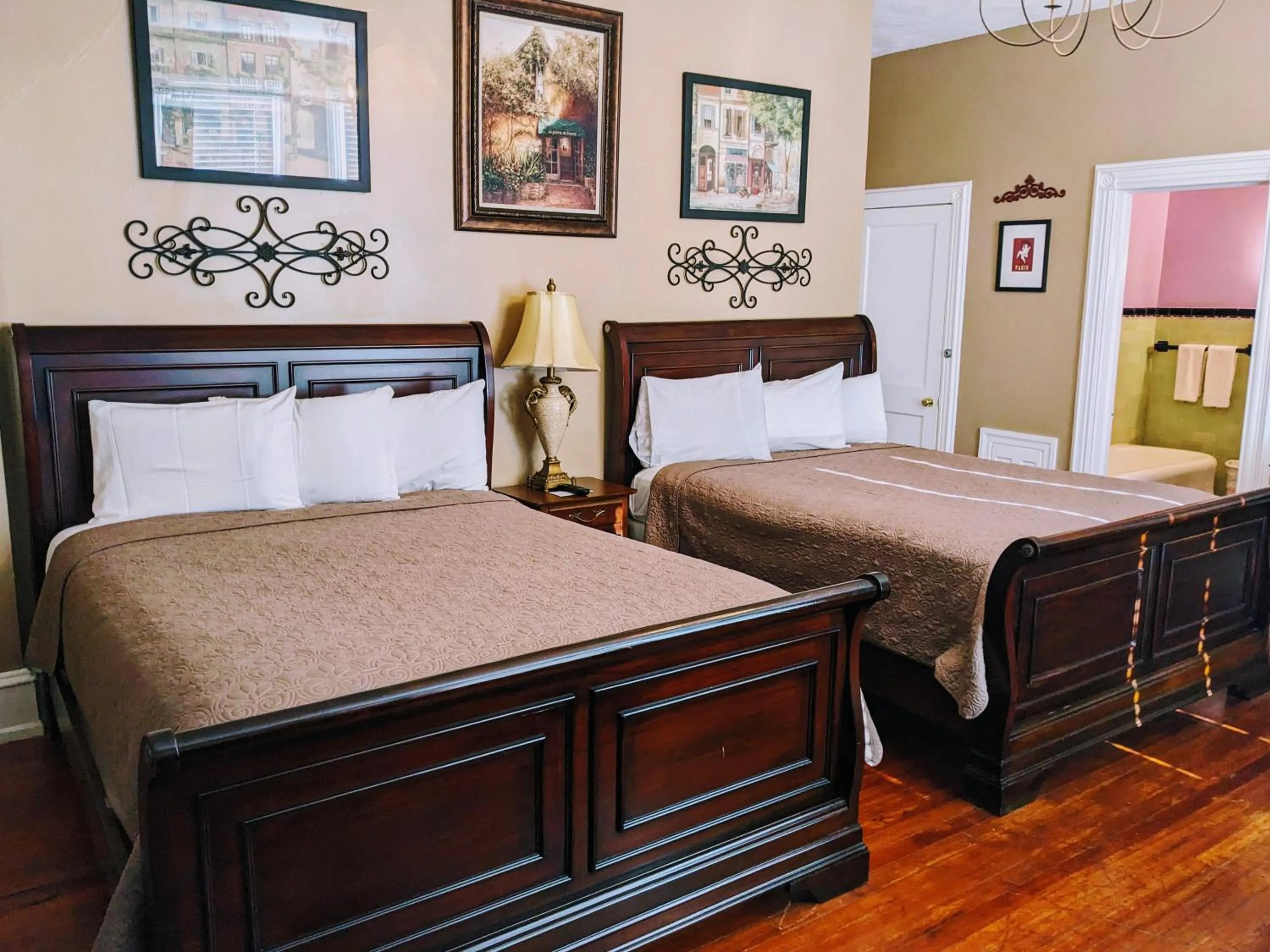 Bed in Chelsea Pub and Inn