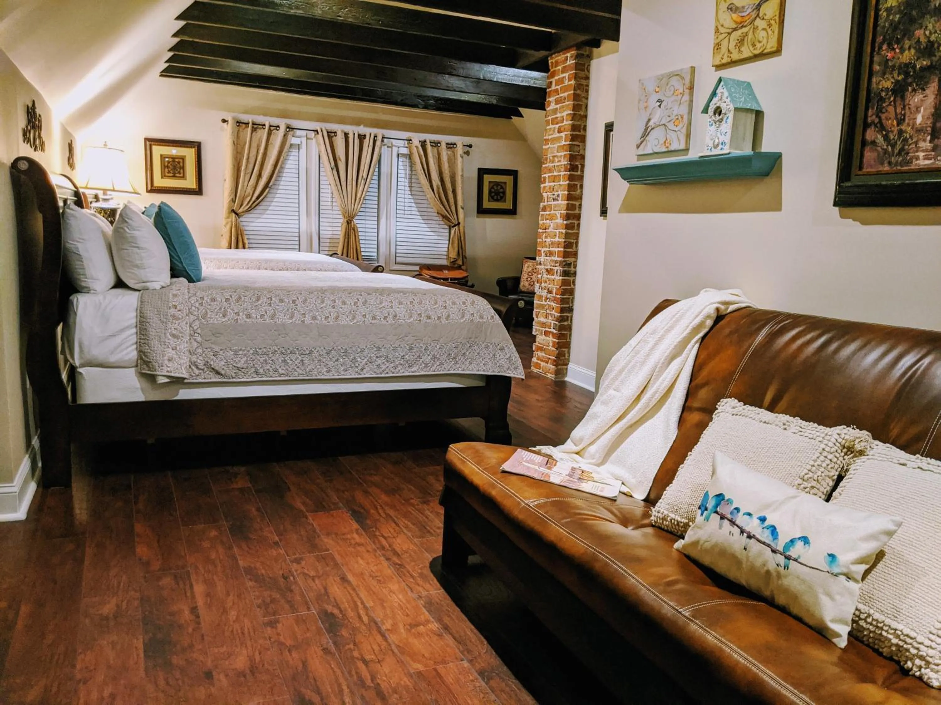 Photo of the whole room, Bed in Chelsea Pub and Inn