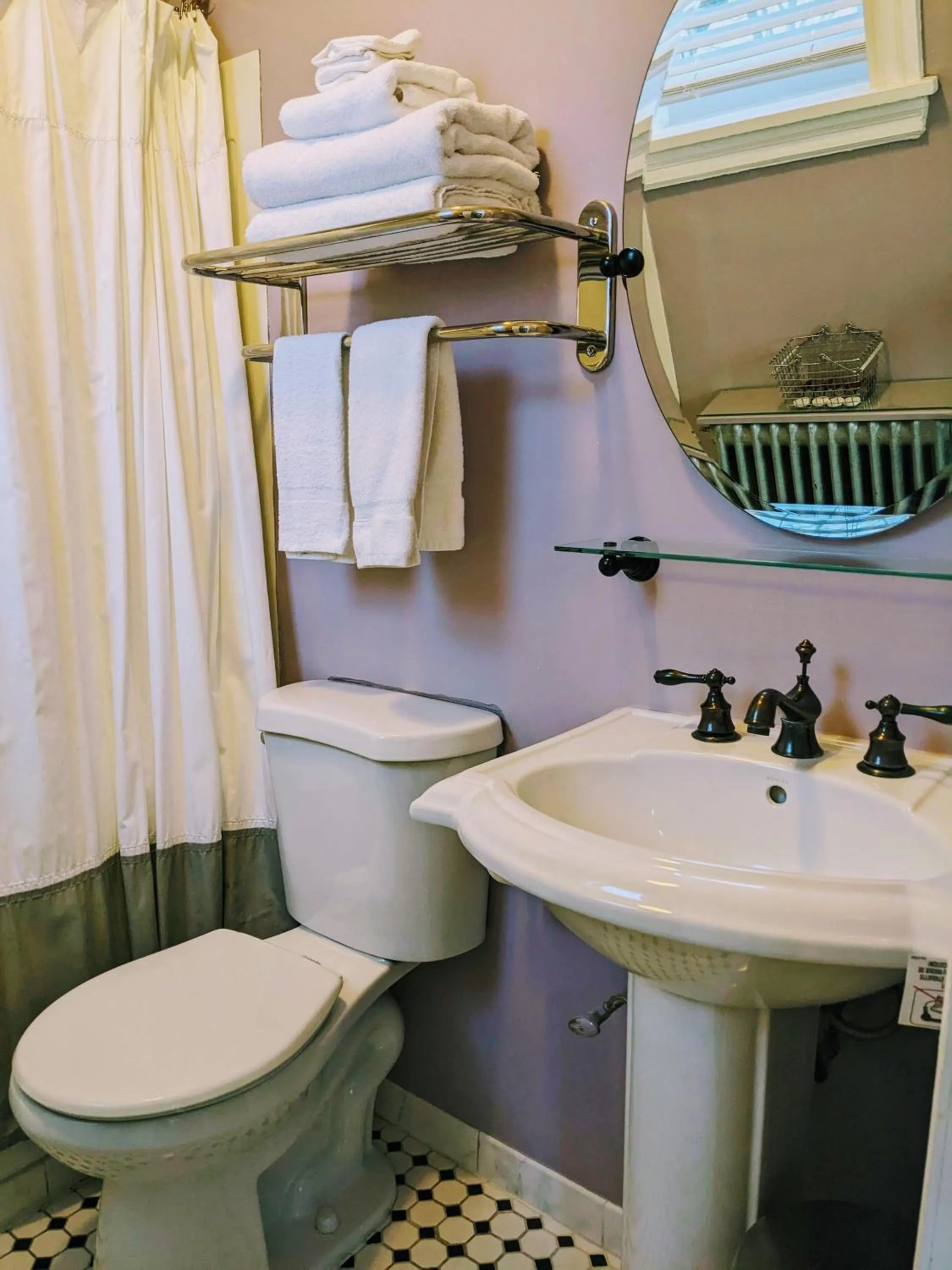 Shower in Chelsea Pub and Inn