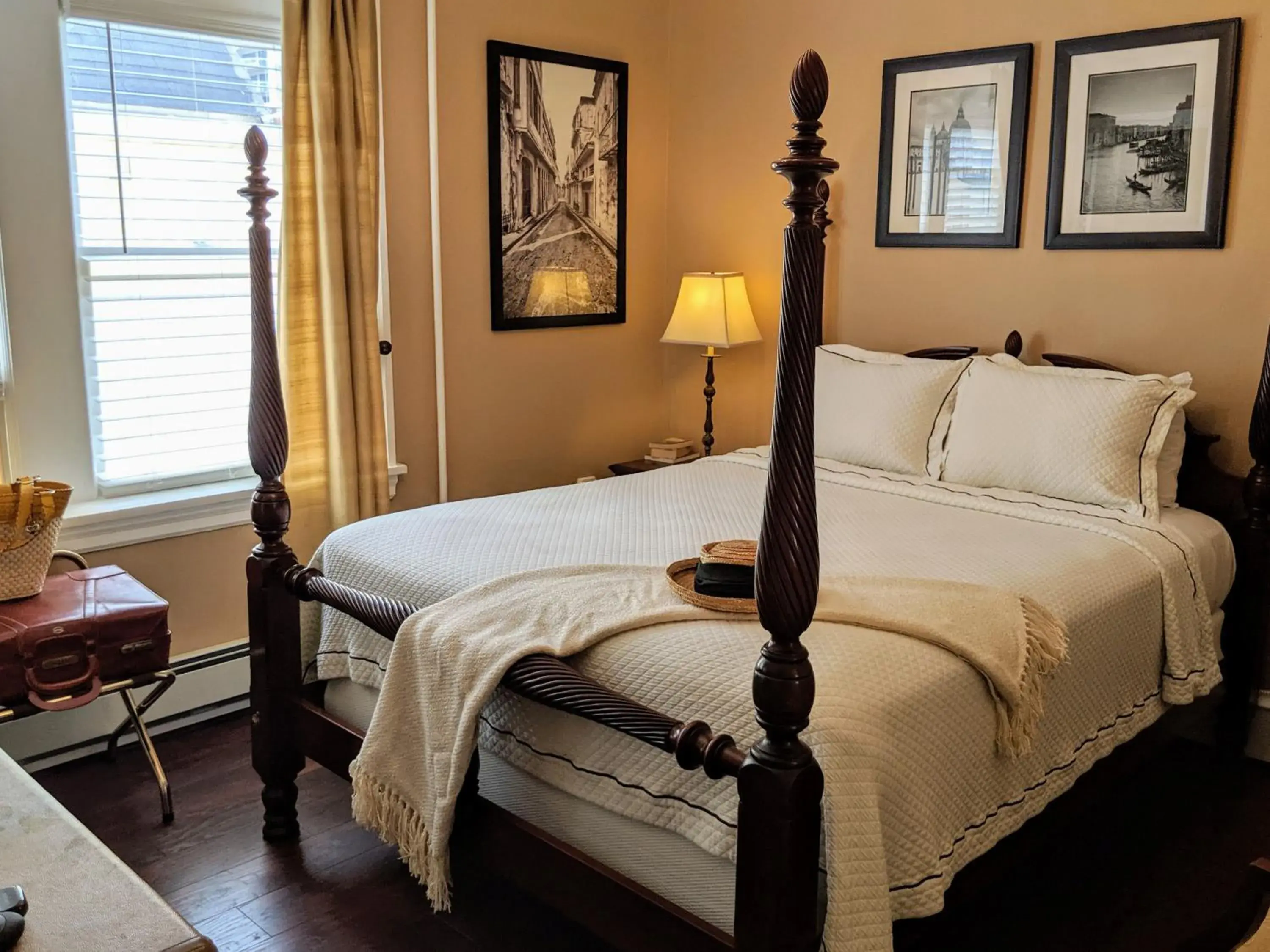 Bed in Chelsea Pub and Inn Bed in Chelsea Pub and Inn