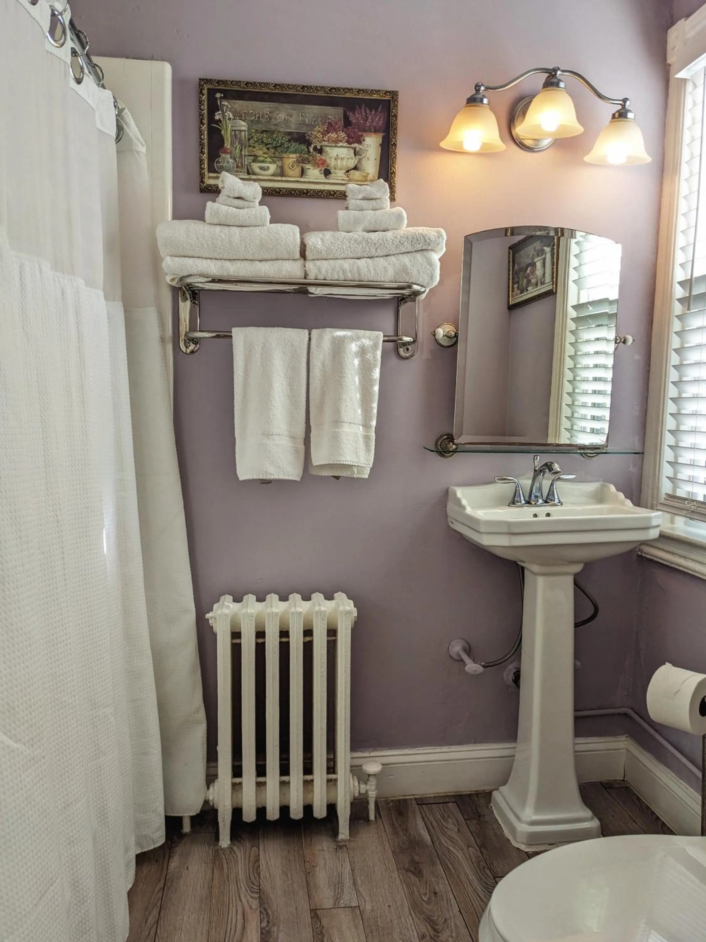 Shower in Chelsea Pub and Inn