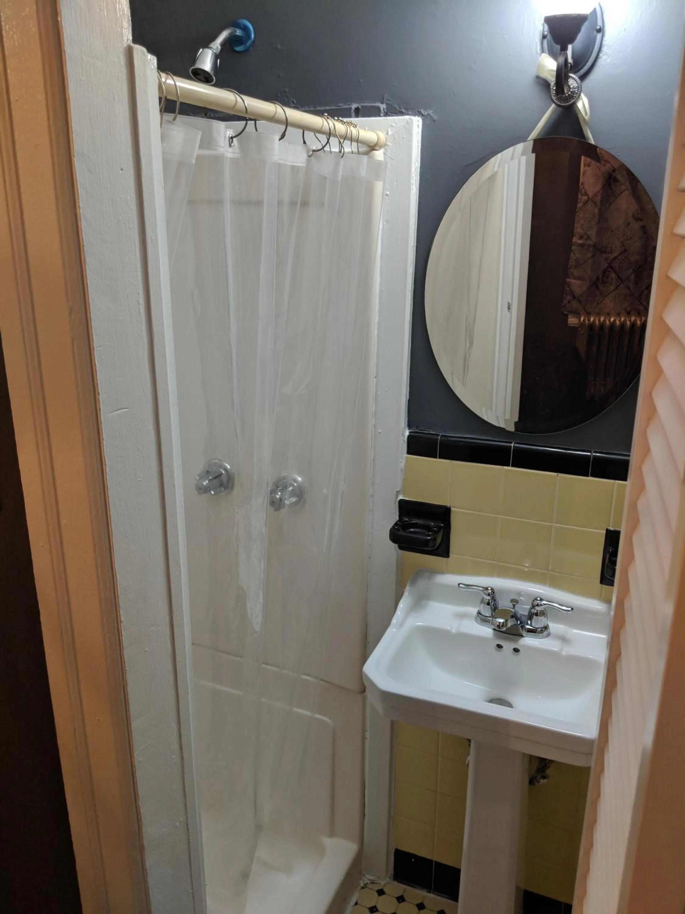 Shower in Chelsea Pub and Inn