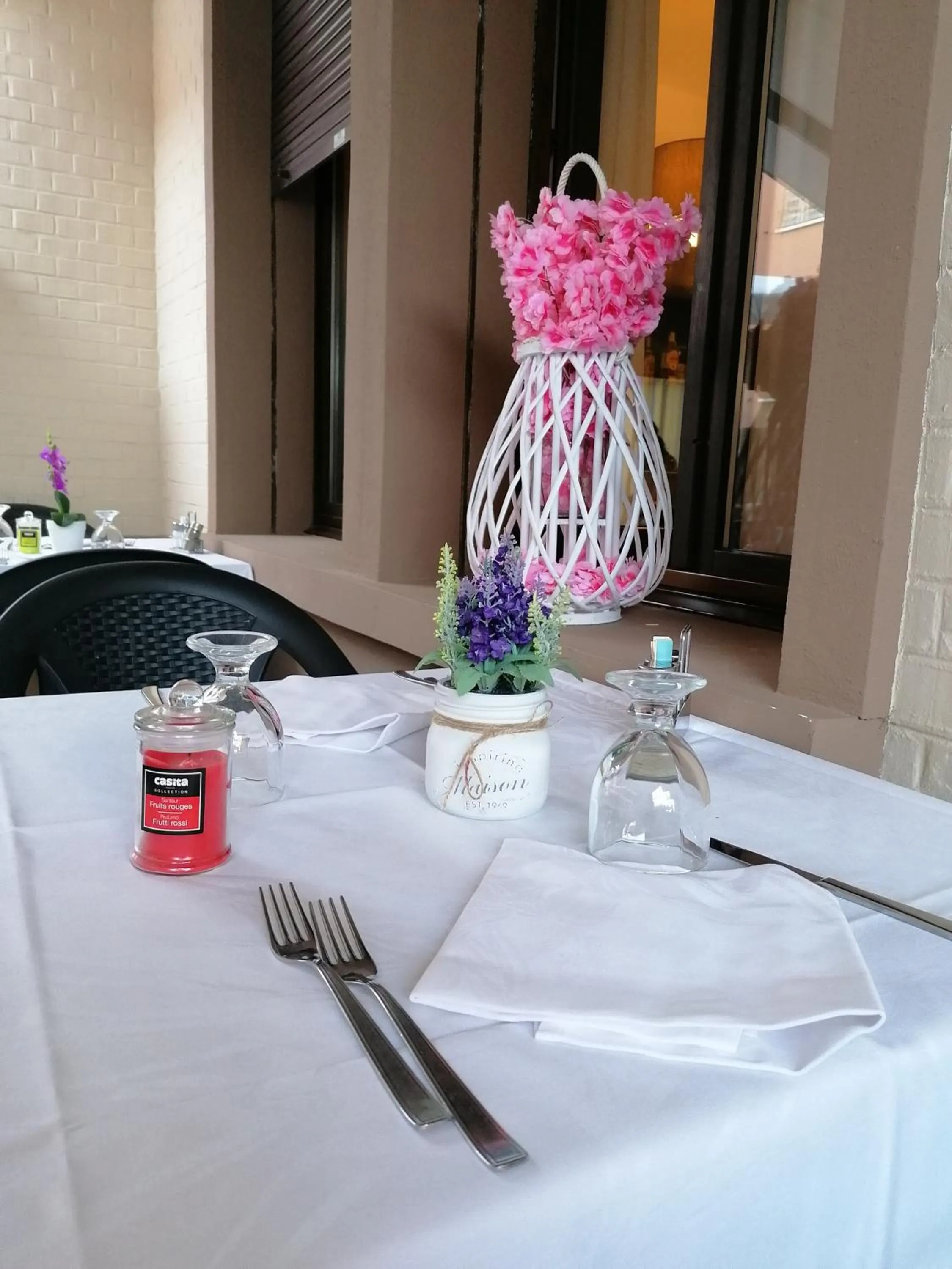 Restaurant/places to eat in Hotel Eden