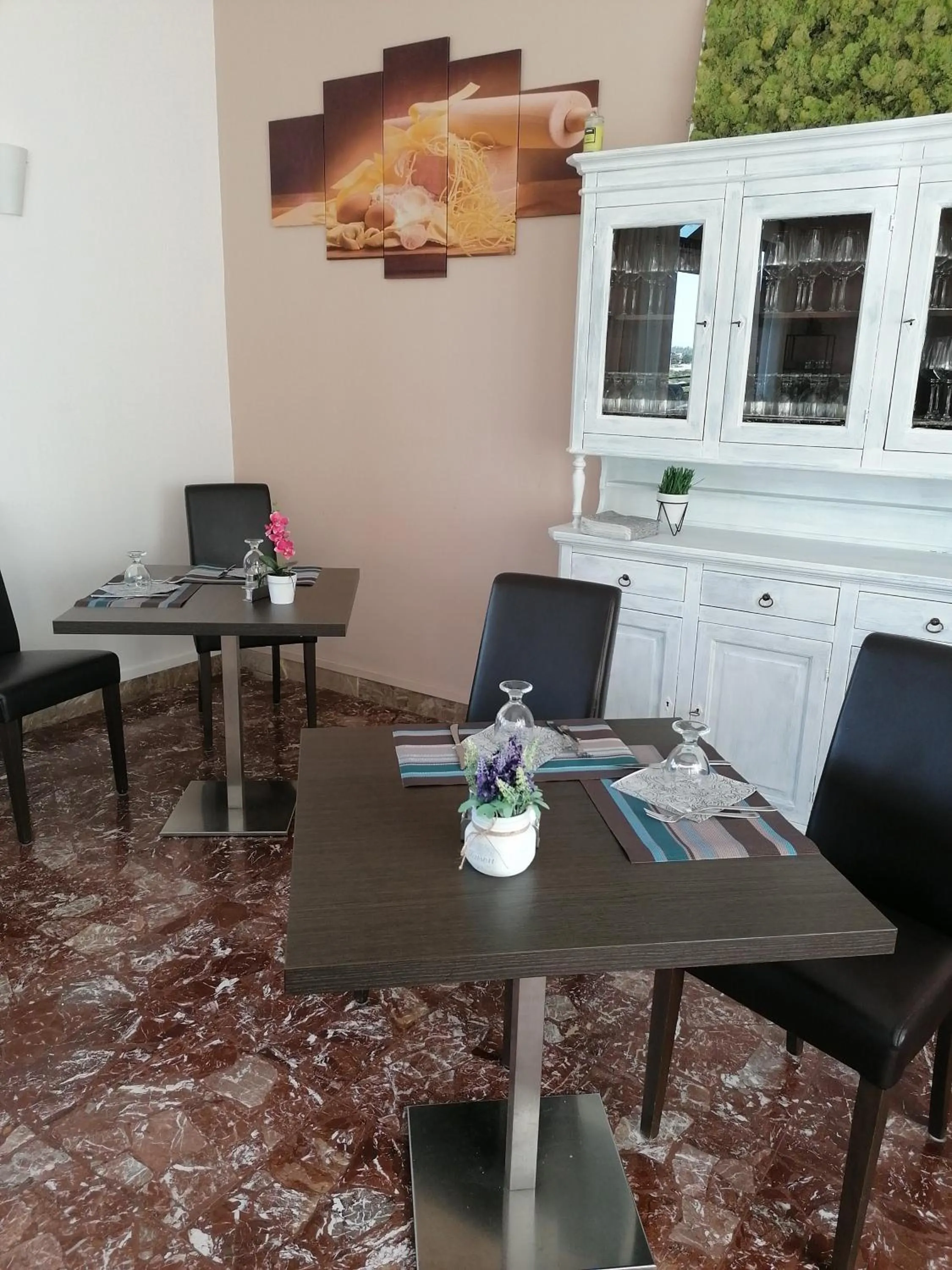 Restaurant/places to eat in Hotel Eden