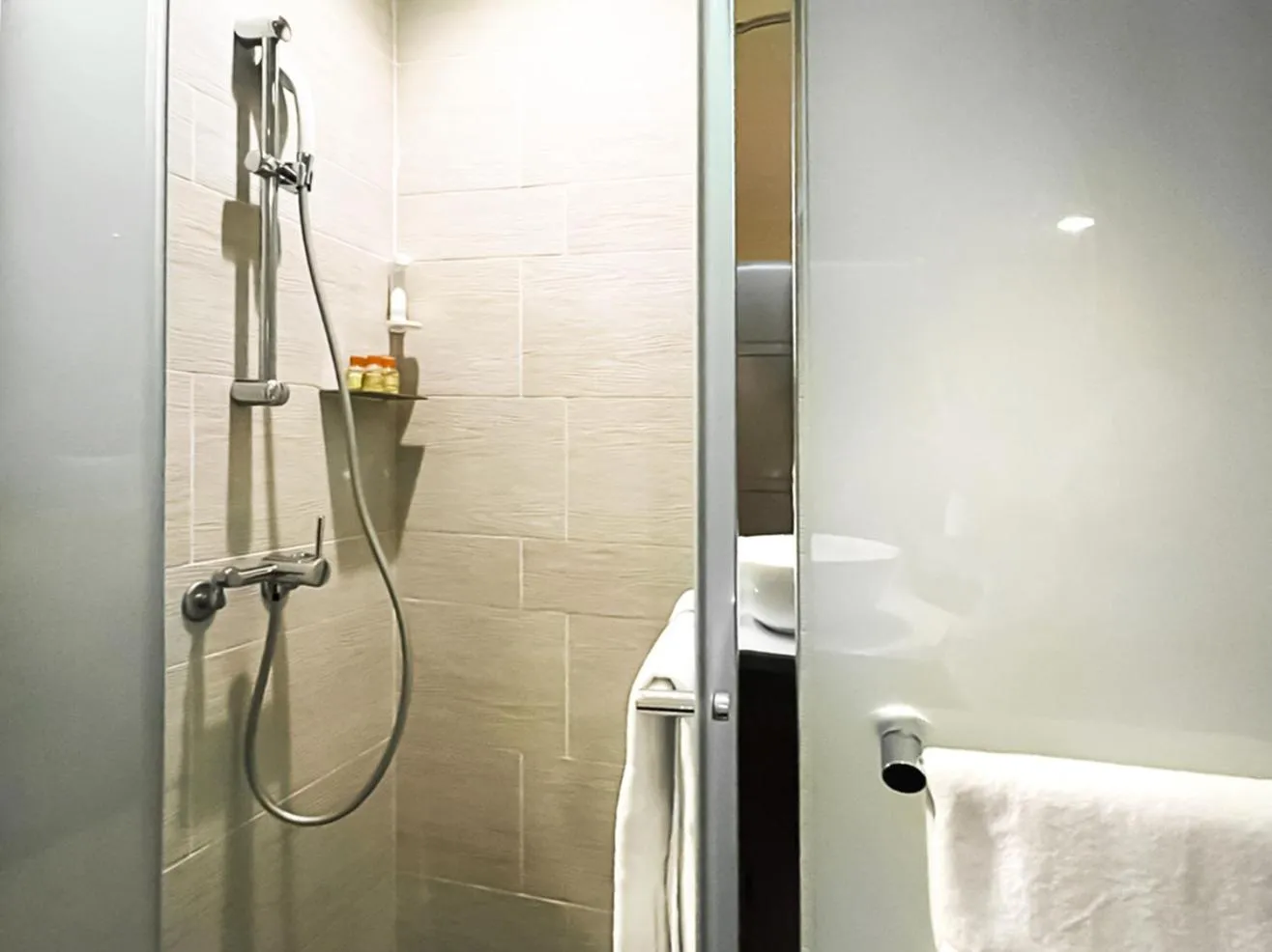 Shower in CHECK inn Taipei Xinyi