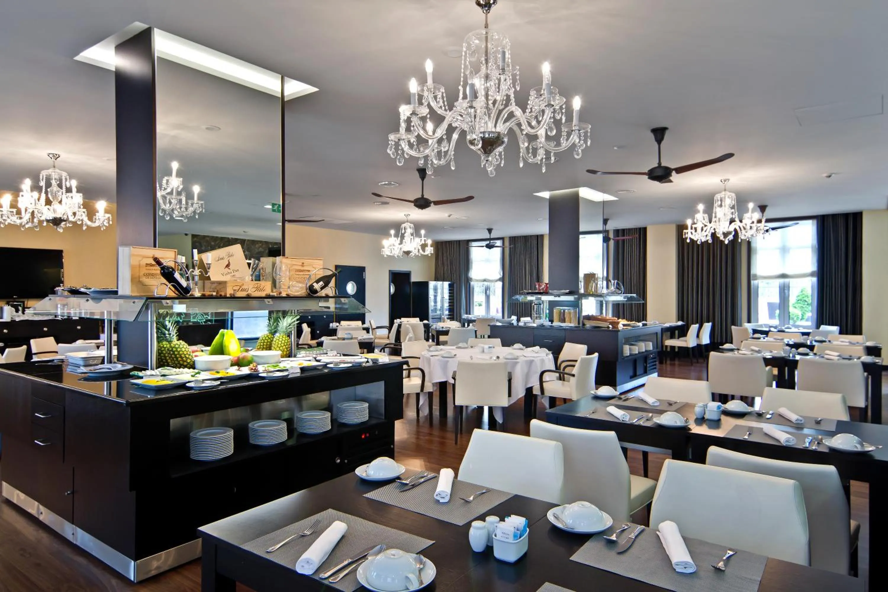 Restaurant/places to eat in SANA Silver Coast Hotel