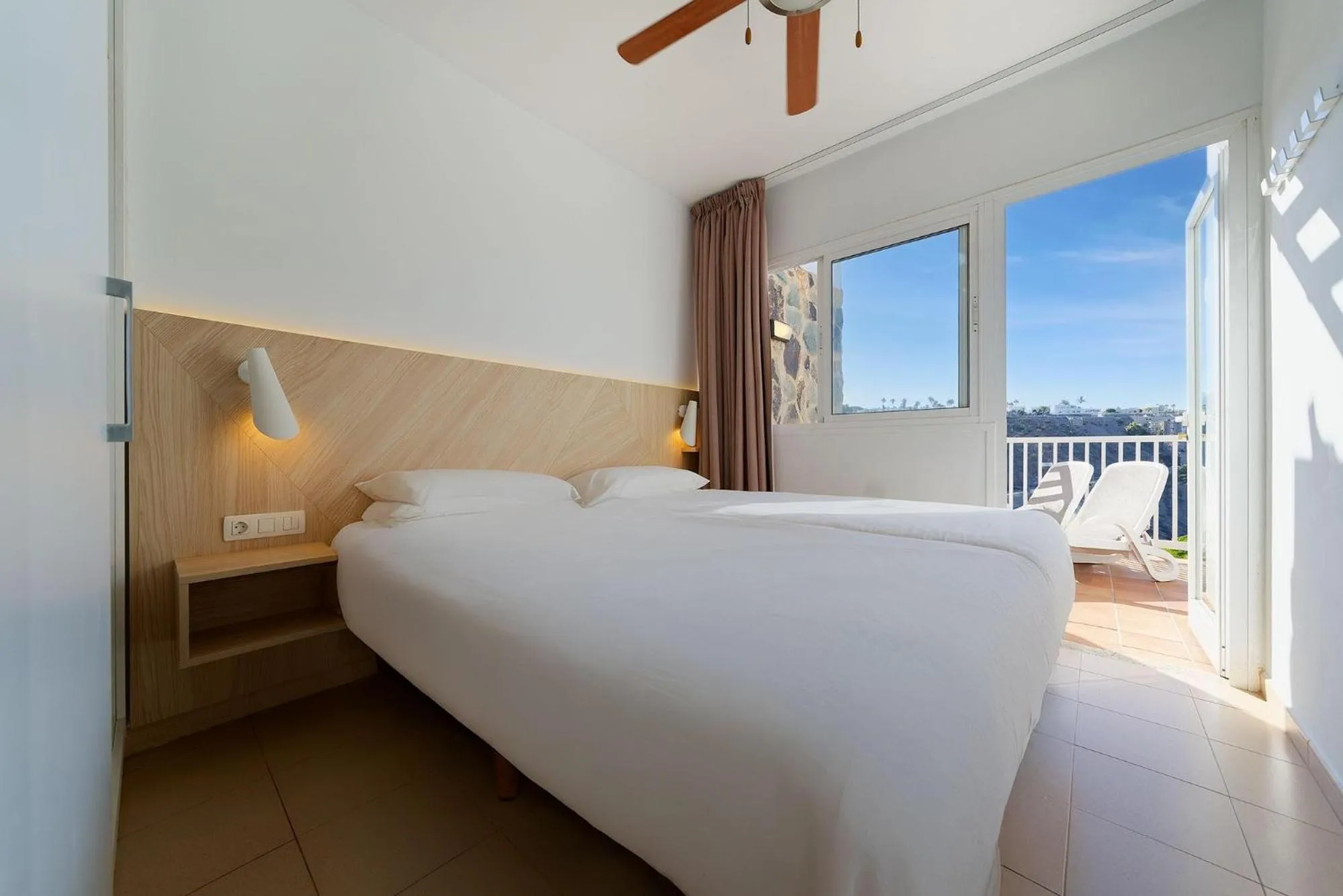 Photo of the whole room, Bed in Servatur Altamadores