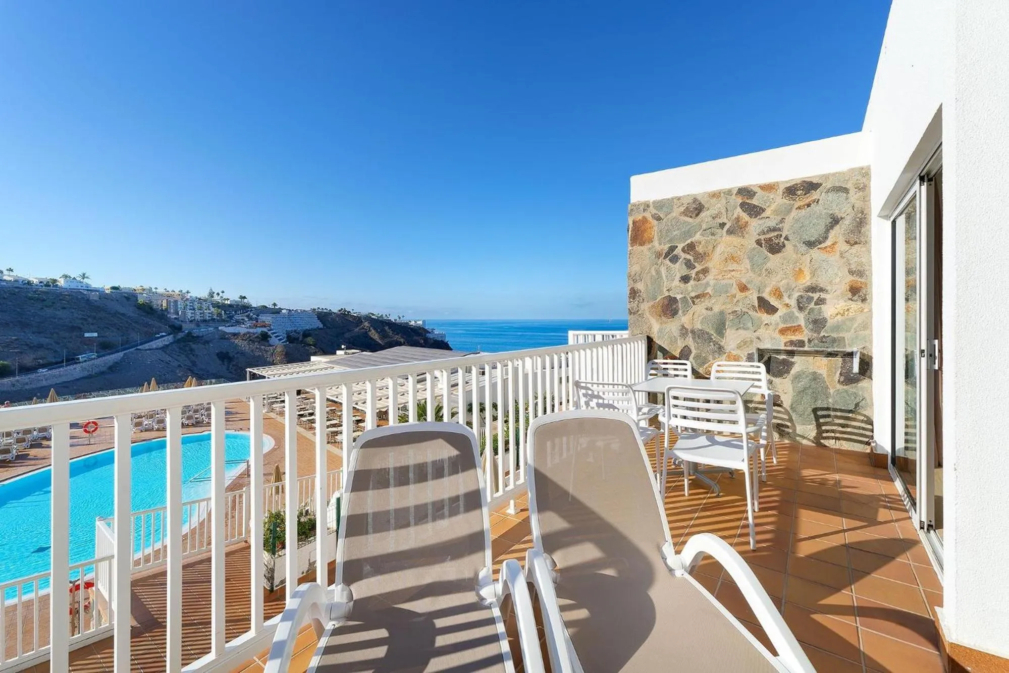 Photo of the whole room in Servatur Altamadores