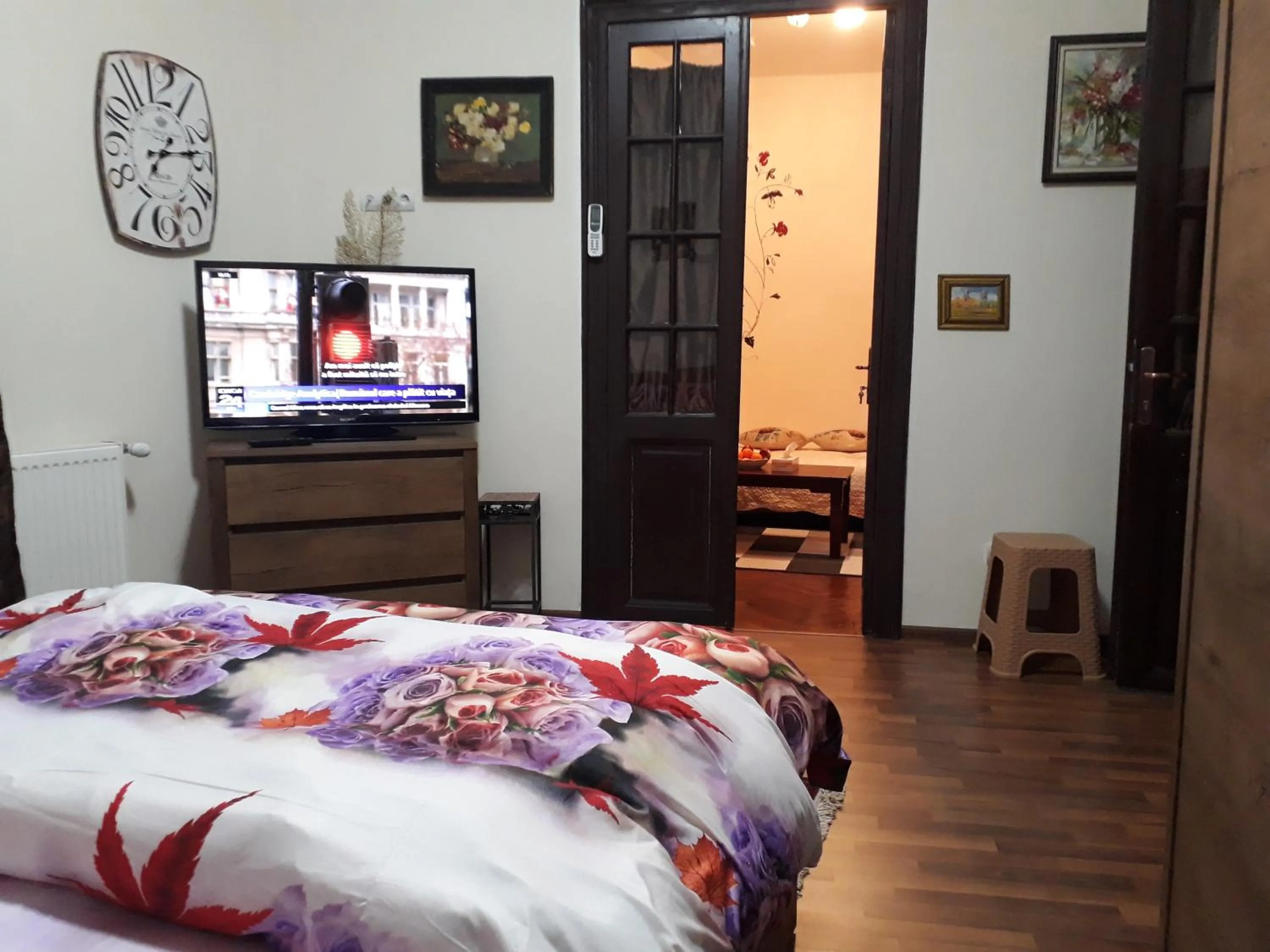 Communal lounge/ TV room, Bed in Motor House Unirii