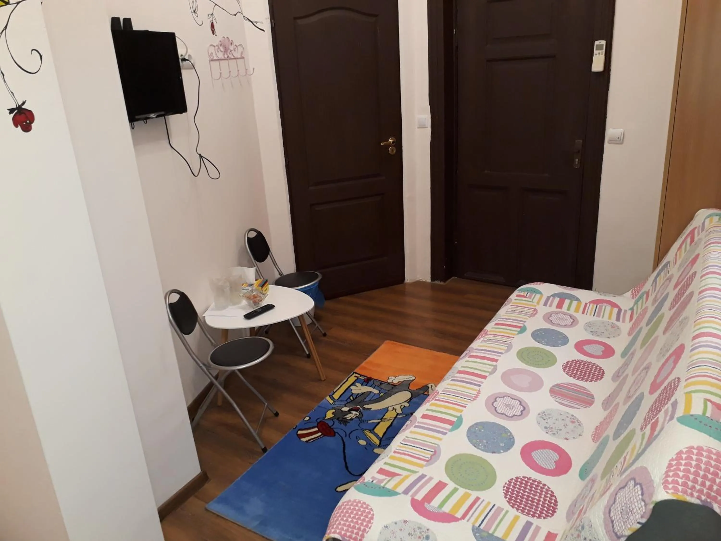 Dining area, Bed in Motor House Unirii